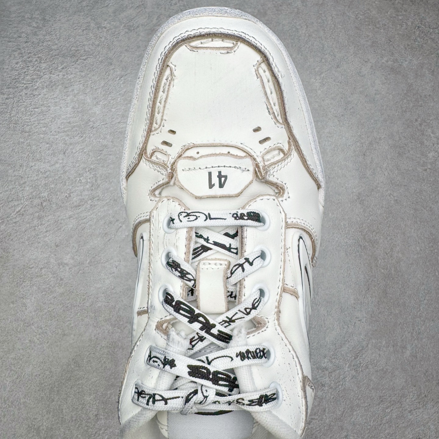 图片[4]-＃VG零售版 Balenciaga Hamptons Worn-Out 巴黎世家涤纶（聚酯纤维）牛皮革 圆头系带 低帮 生活休闲鞋板鞋 全套原纸板楦头开发 最原汁原味的灵魂版型 全鞋荧光划线卡点 胶水把控整洁度追求极致完美 每一双都是工艺品 多重QC质检 超越公司货的品控标准 实实在在的免检产品 原盒原配 正确字体电绣 粗细、位置、大小正确 侧边TPU 透气孔匹配意产原版 正确分离大底 TPU软底 原版一致大底LOGO 立体感十足 原厂皮料水洗做旧 采购原厂网纱 偏大一码 尺码：35 36 37 38 39 40 41 42 43 44 45 46-选品中心