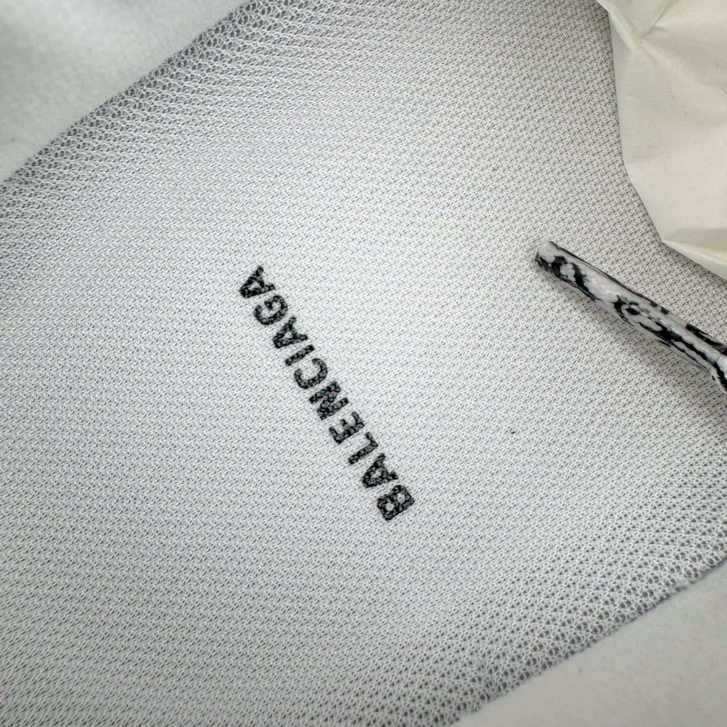 图片[19]-＃VG零售版 Balenciaga Hamptons Worn-Out 巴黎世家涤纶（聚酯纤维）牛皮革 圆头系带 低帮 生活休闲鞋板鞋 全套原纸板楦头开发 最原汁原味的灵魂版型 全鞋荧光划线卡点 胶水把控整洁度追求极致完美 每一双都是工艺品 多重QC质检 超越公司货的品控标准 实实在在的免检产品 原盒原配 正确字体电绣 粗细、位置、大小正确 侧边TPU 透气孔匹配意产原版 正确分离大底 TPU软底 原版一致大底LOGO 立体感十足 原厂皮料水洗做旧 采购原厂网纱 偏大一码 尺码：35 36 37 38 39 40 41 42 43 44 45 46-选品中心