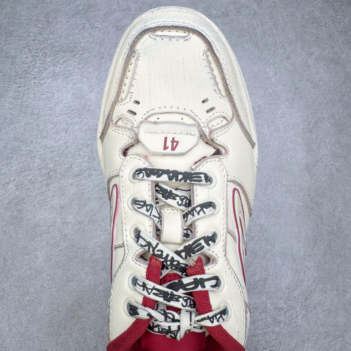 图片[4]-＃VG零售版 Balenciaga Hamptons Worn-Out 巴黎世家涤纶（聚酯纤维）牛皮革 圆头系带 低帮 生活休闲鞋板鞋 全套原纸板楦头开发 最原汁原味的灵魂版型 全鞋荧光划线卡点 胶水把控整洁度追求极致完美 每一双都是工艺品 多重QC质检 超越公司货的品控标准 实实在在的免检产品 原盒原配 正确字体电绣 粗细、位置、大小正确 侧边TPU 透气孔匹配意产原版 正确分离大底 TPU软底 原版一致大底LOGO 立体感十足 原厂皮料水洗做旧 采购原厂网纱 偏大一码 尺码：35 36 37 38 39 40 41 42 43 44 45 46-选品中心