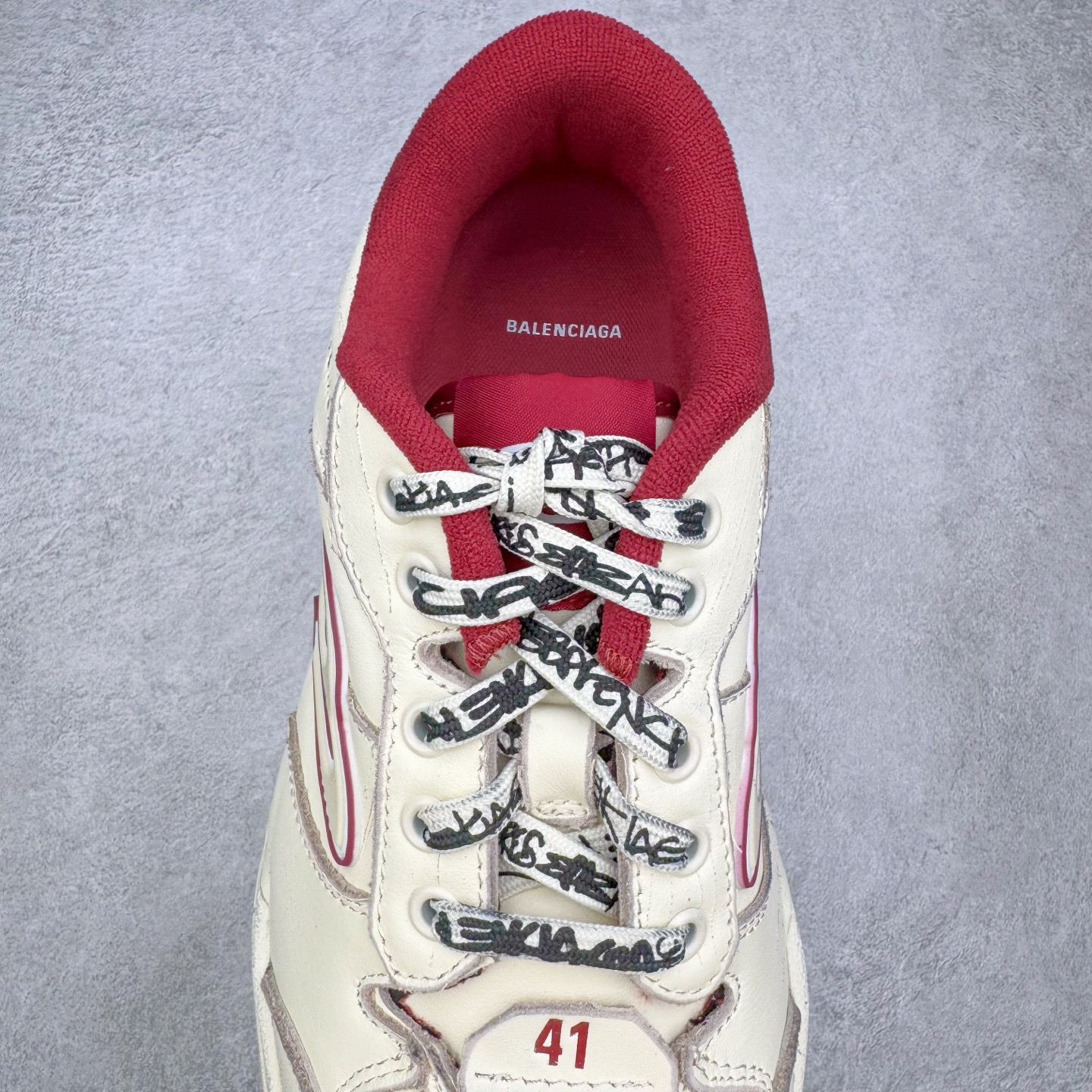 图片[5]-＃VG零售版 Balenciaga Hamptons Worn-Out 巴黎世家涤纶（聚酯纤维）牛皮革 圆头系带 低帮 生活休闲鞋板鞋 全套原纸板楦头开发 最原汁原味的灵魂版型 全鞋荧光划线卡点 胶水把控整洁度追求极致完美 每一双都是工艺品 多重QC质检 超越公司货的品控标准 实实在在的免检产品 原盒原配 正确字体电绣 粗细、位置、大小正确 侧边TPU 透气孔匹配意产原版 正确分离大底 TPU软底 原版一致大底LOGO 立体感十足 原厂皮料水洗做旧 采购原厂网纱 偏大一码 尺码：35 36 37 38 39 40 41 42 43 44 45 46-选品中心