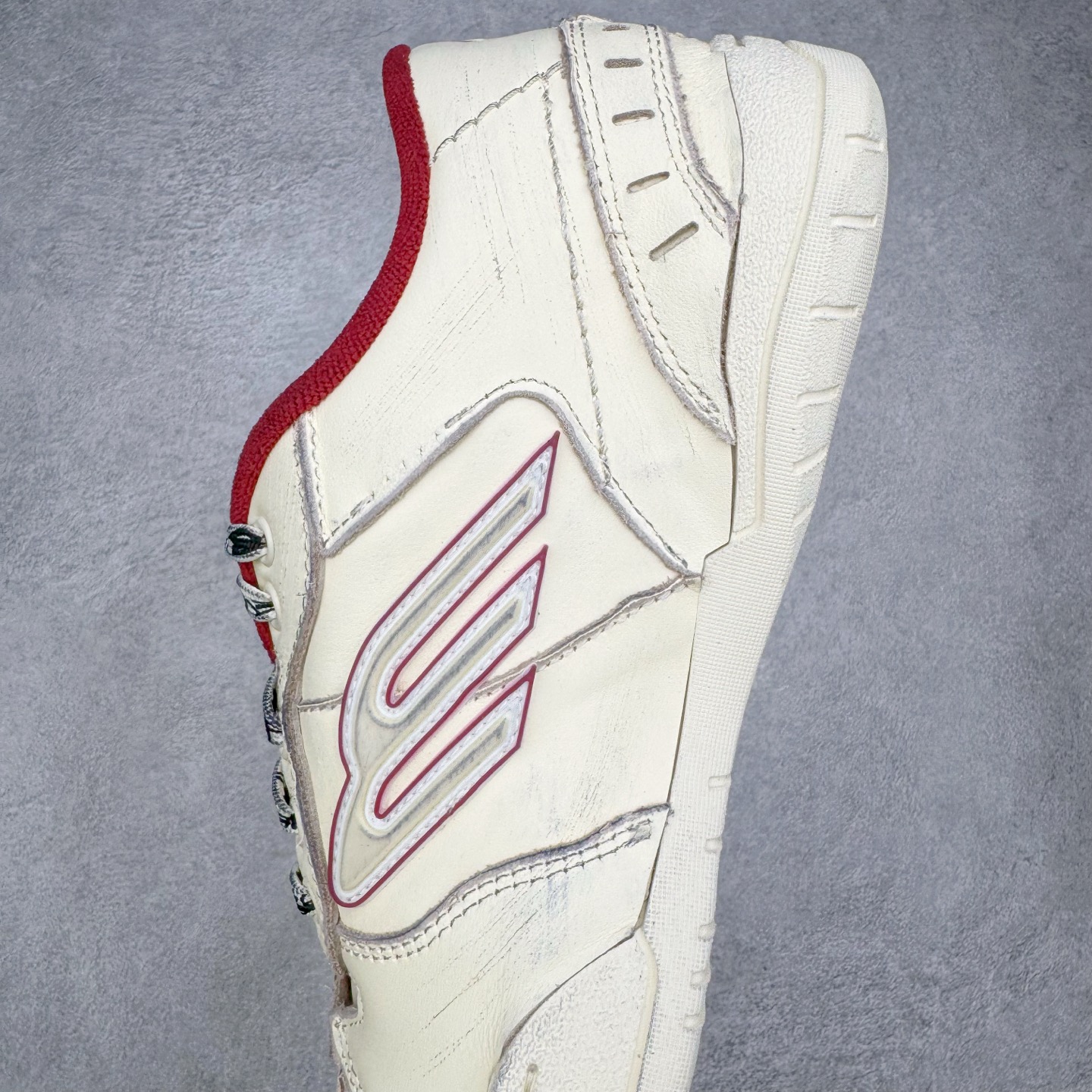 图片[7]-＃VG零售版 Balenciaga Hamptons Worn-Out 巴黎世家涤纶（聚酯纤维）牛皮革 圆头系带 低帮 生活休闲鞋板鞋 全套原纸板楦头开发 最原汁原味的灵魂版型 全鞋荧光划线卡点 胶水把控整洁度追求极致完美 每一双都是工艺品 多重QC质检 超越公司货的品控标准 实实在在的免检产品 原盒原配 正确字体电绣 粗细、位置、大小正确 侧边TPU 透气孔匹配意产原版 正确分离大底 TPU软底 原版一致大底LOGO 立体感十足 原厂皮料水洗做旧 采购原厂网纱 偏大一码 尺码：35 36 37 38 39 40 41 42 43 44 45 46-选品中心