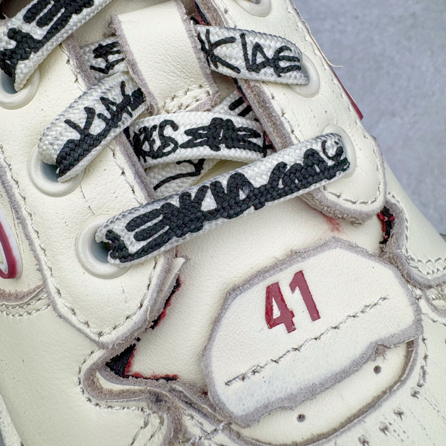 图片[13]-＃VG零售版 Balenciaga Hamptons Worn-Out 巴黎世家涤纶（聚酯纤维）牛皮革 圆头系带 低帮 生活休闲鞋板鞋 全套原纸板楦头开发 最原汁原味的灵魂版型 全鞋荧光划线卡点 胶水把控整洁度追求极致完美 每一双都是工艺品 多重QC质检 超越公司货的品控标准 实实在在的免检产品 原盒原配 正确字体电绣 粗细、位置、大小正确 侧边TPU 透气孔匹配意产原版 正确分离大底 TPU软底 原版一致大底LOGO 立体感十足 原厂皮料水洗做旧 采购原厂网纱 偏大一码 尺码：35 36 37 38 39 40 41 42 43 44 45 46-选品中心