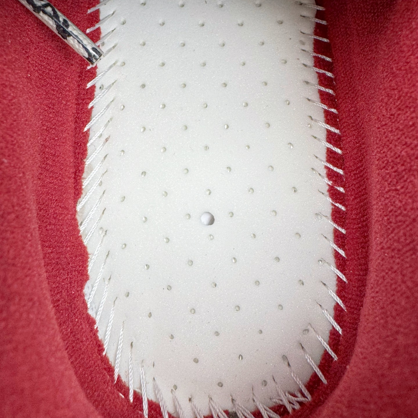 图片[10]-＃VG零售版 Balenciaga Hamptons Worn-Out 巴黎世家涤纶（聚酯纤维）牛皮革 圆头系带 低帮 生活休闲鞋板鞋 全套原纸板楦头开发 最原汁原味的灵魂版型 全鞋荧光划线卡点 胶水把控整洁度追求极致完美 每一双都是工艺品 多重QC质检 超越公司货的品控标准 实实在在的免检产品 原盒原配 正确字体电绣 粗细、位置、大小正确 侧边TPU 透气孔匹配意产原版 正确分离大底 TPU软底 原版一致大底LOGO 立体感十足 原厂皮料水洗做旧 采购原厂网纱 偏大一码 尺码：35 36 37 38 39 40 41 42 43 44 45 46-选品中心