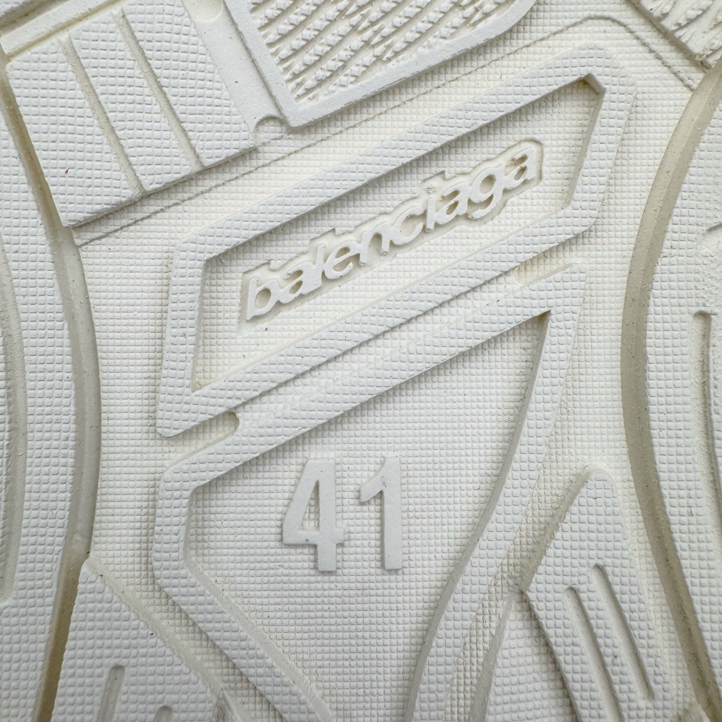 图片[19]-＃VG零售版 Balenciaga Hamptons Worn-Out 巴黎世家涤纶（聚酯纤维）牛皮革 圆头系带 低帮 生活休闲鞋板鞋 全套原纸板楦头开发 最原汁原味的灵魂版型 全鞋荧光划线卡点 胶水把控整洁度追求极致完美 每一双都是工艺品 多重QC质检 超越公司货的品控标准 实实在在的免检产品 原盒原配 正确字体电绣 粗细、位置、大小正确 侧边TPU 透气孔匹配意产原版 正确分离大底 TPU软底 原版一致大底LOGO 立体感十足 原厂皮料水洗做旧 采购原厂网纱 偏大一码 尺码：35 36 37 38 39 40 41 42 43 44 45 46-选品中心