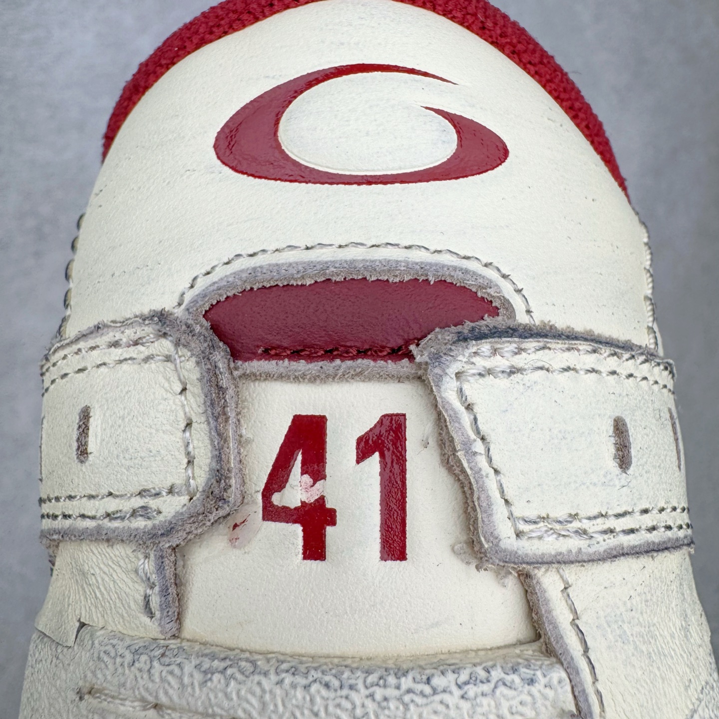 图片[20]-＃VG零售版 Balenciaga Hamptons Worn-Out 巴黎世家涤纶（聚酯纤维）牛皮革 圆头系带 低帮 生活休闲鞋板鞋 全套原纸板楦头开发 最原汁原味的灵魂版型 全鞋荧光划线卡点 胶水把控整洁度追求极致完美 每一双都是工艺品 多重QC质检 超越公司货的品控标准 实实在在的免检产品 原盒原配 正确字体电绣 粗细、位置、大小正确 侧边TPU 透气孔匹配意产原版 正确分离大底 TPU软底 原版一致大底LOGO 立体感十足 原厂皮料水洗做旧 采购原厂网纱 偏大一码 尺码：35 36 37 38 39 40 41 42 43 44 45 46-选品中心