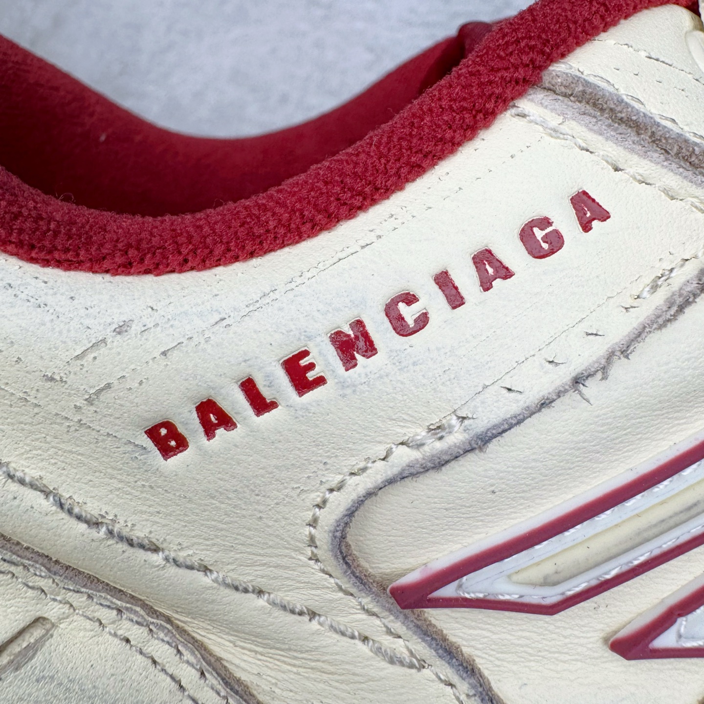 图片[17]-＃VG零售版 Balenciaga Hamptons Worn-Out 巴黎世家涤纶（聚酯纤维）牛皮革 圆头系带 低帮 生活休闲鞋板鞋 全套原纸板楦头开发 最原汁原味的灵魂版型 全鞋荧光划线卡点 胶水把控整洁度追求极致完美 每一双都是工艺品 多重QC质检 超越公司货的品控标准 实实在在的免检产品 原盒原配 正确字体电绣 粗细、位置、大小正确 侧边TPU 透气孔匹配意产原版 正确分离大底 TPU软底 原版一致大底LOGO 立体感十足 原厂皮料水洗做旧 采购原厂网纱 偏大一码 尺码：35 36 37 38 39 40 41 42 43 44 45 46-选品中心