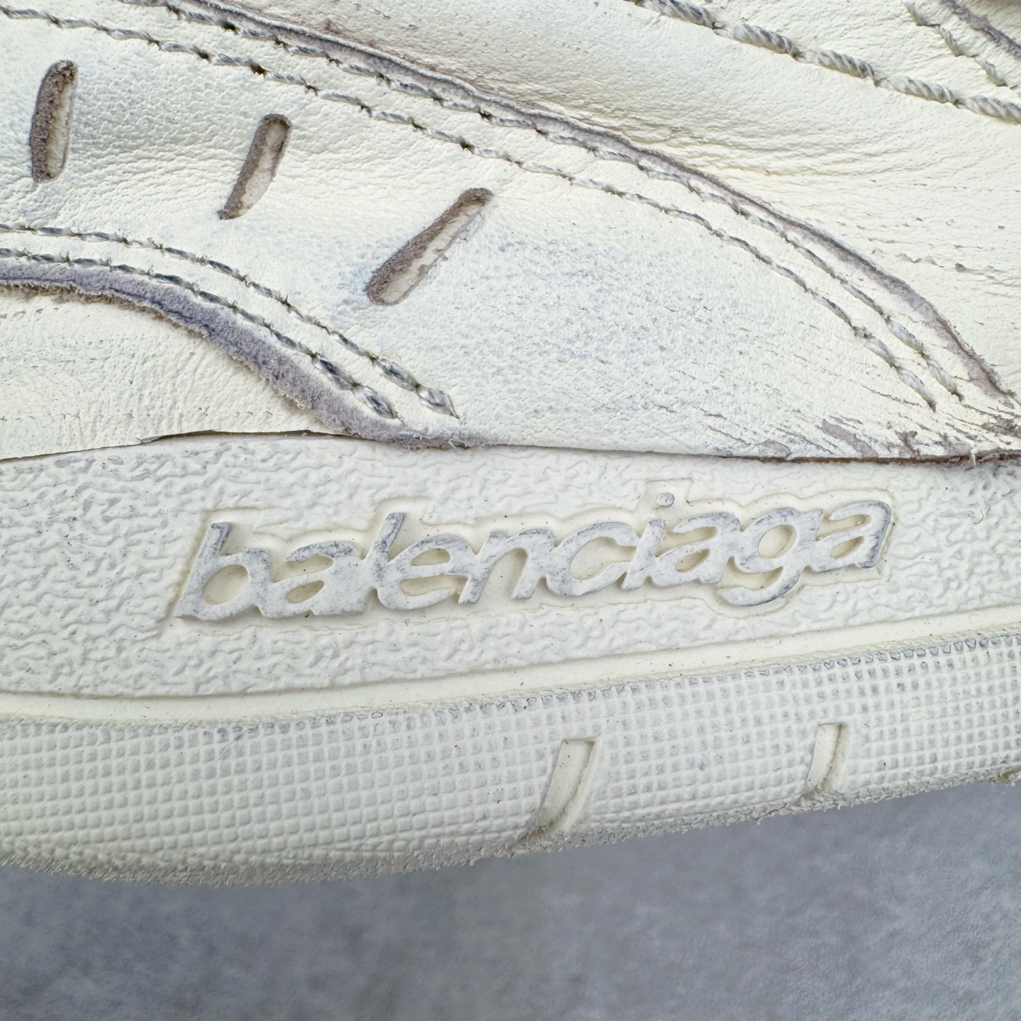 图片[16]-＃VG零售版 Balenciaga Hamptons Worn-Out 巴黎世家涤纶（聚酯纤维）牛皮革 圆头系带 低帮 生活休闲鞋板鞋 全套原纸板楦头开发 最原汁原味的灵魂版型 全鞋荧光划线卡点 胶水把控整洁度追求极致完美 每一双都是工艺品 多重QC质检 超越公司货的品控标准 实实在在的免检产品 原盒原配 正确字体电绣 粗细、位置、大小正确 侧边TPU 透气孔匹配意产原版 正确分离大底 TPU软底 原版一致大底LOGO 立体感十足 原厂皮料水洗做旧 采购原厂网纱 偏大一码 尺码：35 36 37 38 39 40 41 42 43 44 45 46-选品中心