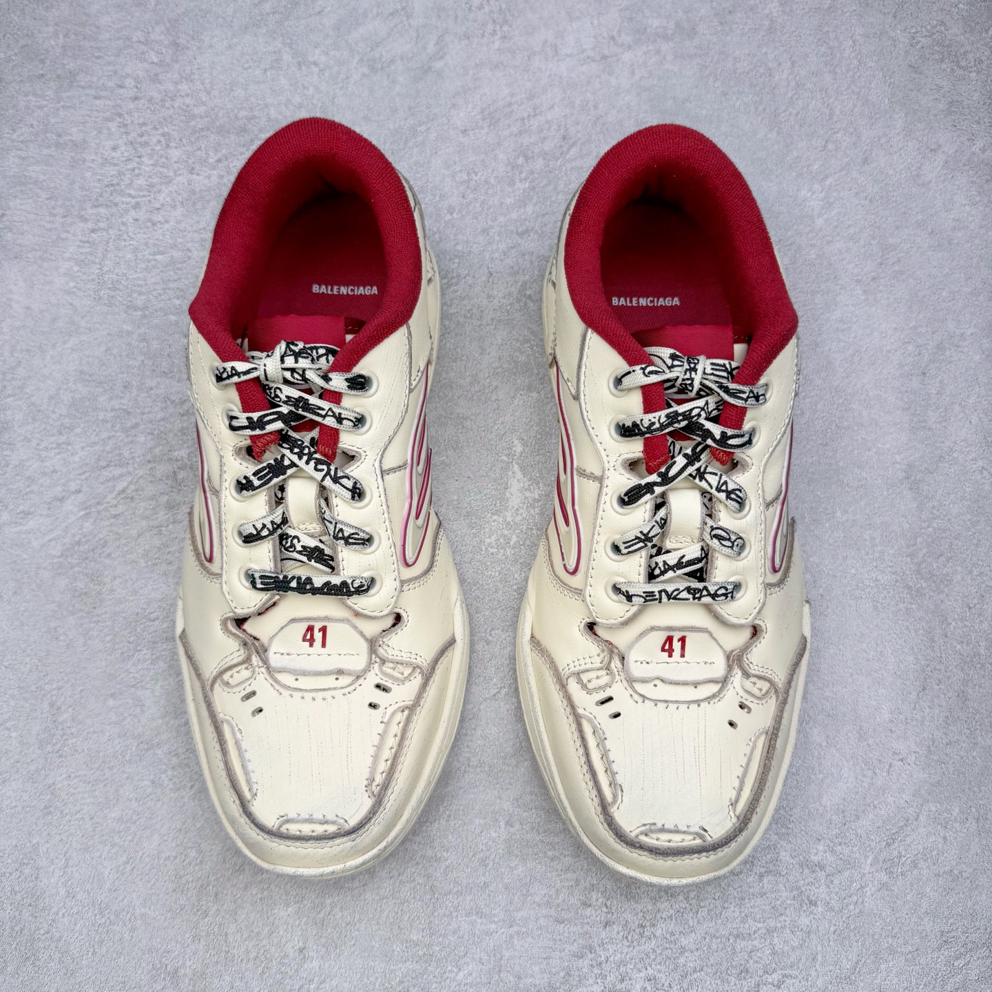 图片[2]-＃VG零售版 Balenciaga Hamptons Worn-Out 巴黎世家涤纶（聚酯纤维）牛皮革 圆头系带 低帮 生活休闲鞋板鞋 全套原纸板楦头开发 最原汁原味的灵魂版型 全鞋荧光划线卡点 胶水把控整洁度追求极致完美 每一双都是工艺品 多重QC质检 超越公司货的品控标准 实实在在的免检产品 原盒原配 正确字体电绣 粗细、位置、大小正确 侧边TPU 透气孔匹配意产原版 正确分离大底 TPU软底 原版一致大底LOGO 立体感十足 原厂皮料水洗做旧 采购原厂网纱 偏大一码 尺码：35 36 37 38 39 40 41 42 43 44 45 46-选品中心