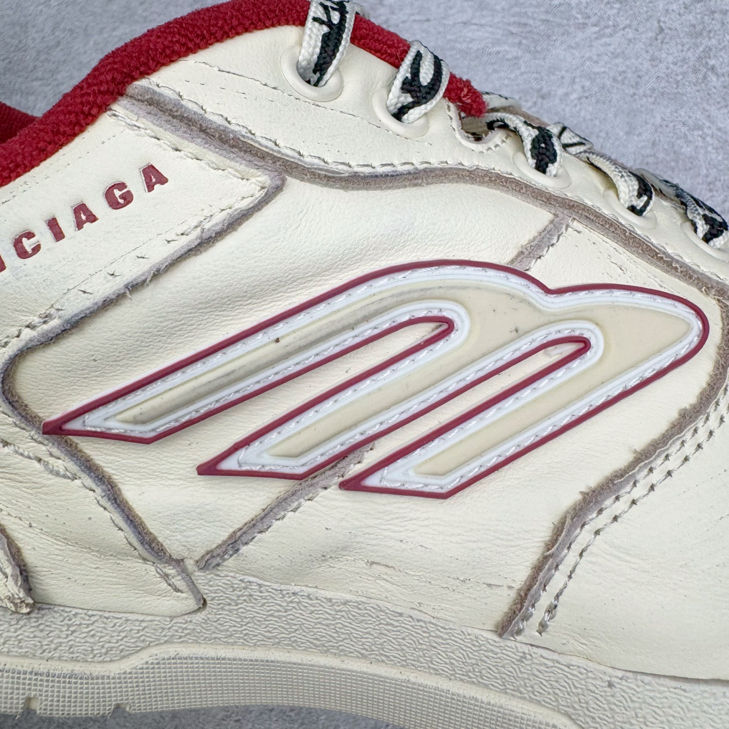 图片[18]-＃VG零售版 Balenciaga Hamptons Worn-Out 巴黎世家涤纶（聚酯纤维）牛皮革 圆头系带 低帮 生活休闲鞋板鞋 全套原纸板楦头开发 最原汁原味的灵魂版型 全鞋荧光划线卡点 胶水把控整洁度追求极致完美 每一双都是工艺品 多重QC质检 超越公司货的品控标准 实实在在的免检产品 原盒原配 正确字体电绣 粗细、位置、大小正确 侧边TPU 透气孔匹配意产原版 正确分离大底 TPU软底 原版一致大底LOGO 立体感十足 原厂皮料水洗做旧 采购原厂网纱 偏大一码 尺码：35 36 37 38 39 40 41 42 43 44 45 46-选品中心