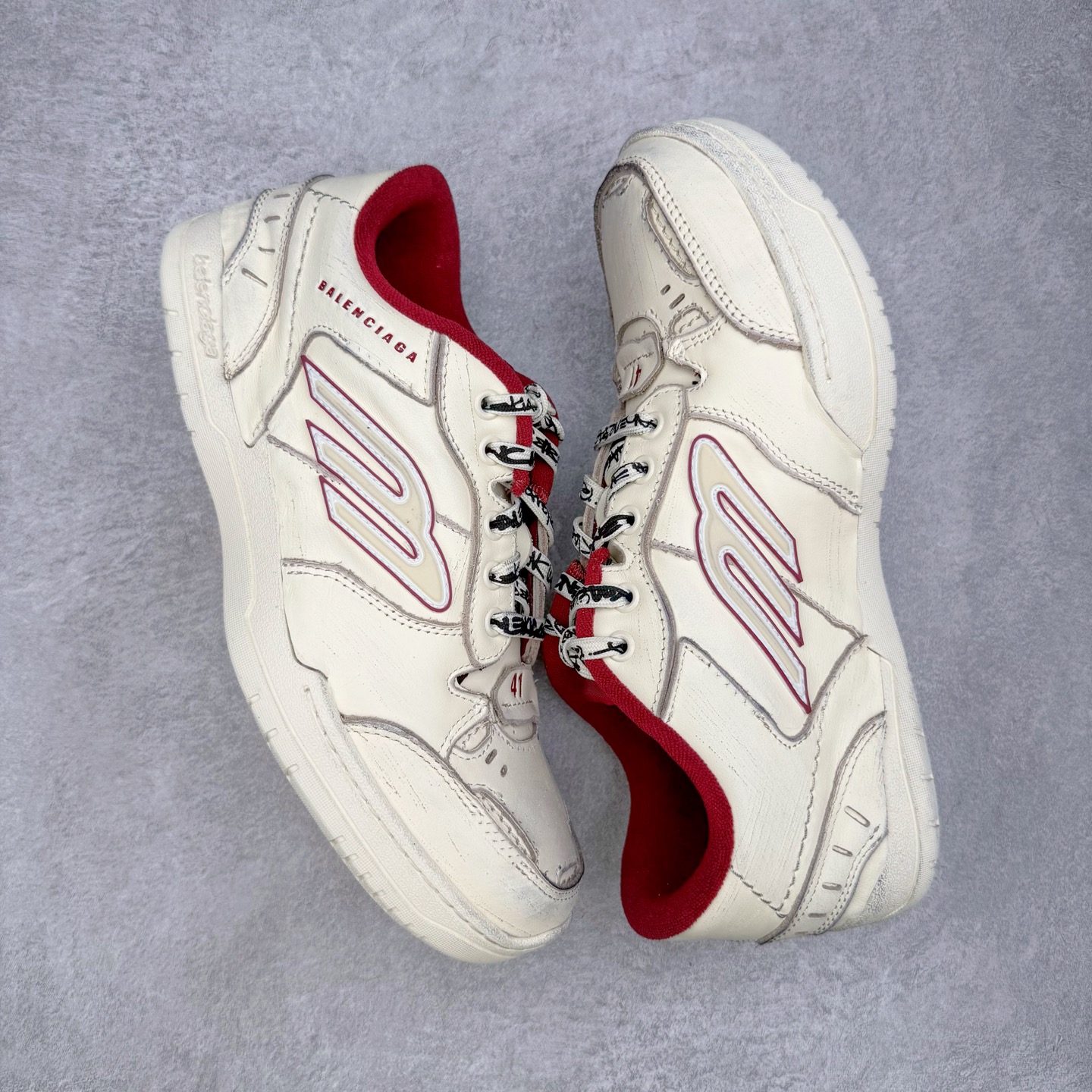 图片[3]-＃VG零售版 Balenciaga Hamptons Worn-Out 巴黎世家涤纶（聚酯纤维）牛皮革 圆头系带 低帮 生活休闲鞋板鞋 全套原纸板楦头开发 最原汁原味的灵魂版型 全鞋荧光划线卡点 胶水把控整洁度追求极致完美 每一双都是工艺品 多重QC质检 超越公司货的品控标准 实实在在的免检产品 原盒原配 正确字体电绣 粗细、位置、大小正确 侧边TPU 透气孔匹配意产原版 正确分离大底 TPU软底 原版一致大底LOGO 立体感十足 原厂皮料水洗做旧 采购原厂网纱 偏大一码 尺码：35 36 37 38 39 40 41 42 43 44 45 46-选品中心