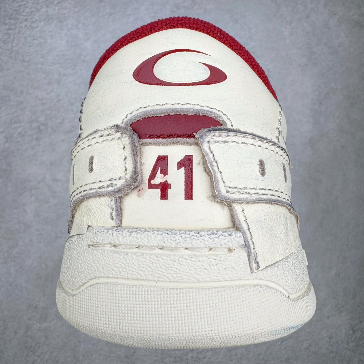 图片[8]-＃VG零售版 Balenciaga Hamptons Worn-Out 巴黎世家涤纶（聚酯纤维）牛皮革 圆头系带 低帮 生活休闲鞋板鞋 全套原纸板楦头开发 最原汁原味的灵魂版型 全鞋荧光划线卡点 胶水把控整洁度追求极致完美 每一双都是工艺品 多重QC质检 超越公司货的品控标准 实实在在的免检产品 原盒原配 正确字体电绣 粗细、位置、大小正确 侧边TPU 透气孔匹配意产原版 正确分离大底 TPU软底 原版一致大底LOGO 立体感十足 原厂皮料水洗做旧 采购原厂网纱 偏大一码 尺码：35 36 37 38 39 40 41 42 43 44 45 46-选品中心