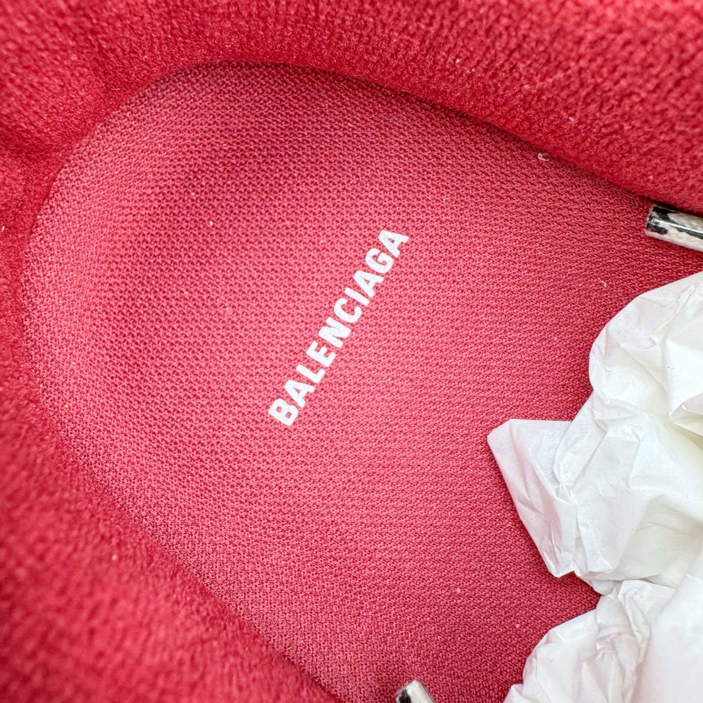 图片[11]-＃VG零售版 Balenciaga Hamptons Worn-Out 巴黎世家涤纶（聚酯纤维）牛皮革 圆头系带 低帮 生活休闲鞋板鞋 全套原纸板楦头开发 最原汁原味的灵魂版型 全鞋荧光划线卡点 胶水把控整洁度追求极致完美 每一双都是工艺品 多重QC质检 超越公司货的品控标准 实实在在的免检产品 原盒原配 正确字体电绣 粗细、位置、大小正确 侧边TPU 透气孔匹配意产原版 正确分离大底 TPU软底 原版一致大底LOGO 立体感十足 原厂皮料水洗做旧 采购原厂网纱 偏大一码 尺码：35 36 37 38 39 40 41 42 43 44 45 46-选品中心