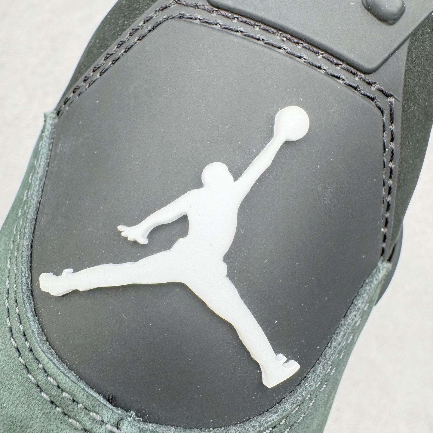 图片[14]-＃纯原 Air Jordan AJ4 Retro \\\” Fear \\\” 黑白恐惧 复刻2024版 FQ8138-002 圈内最强四代 独家外贸特供尺码含 45.5 49.5 50.5 耗时半年巨作 全套原纸板楦头开发 原厂特供皮料加持 确保原汁原味 完美呈现四代版型 一比一鞋头弧度高度鞋身弧度 数据细节工艺流程均保持原鞋一致 原厂TPU网格鞋带扣 正确内里网布 菱角分明不变形无多余毛边 柔软性质感一致于原鞋 市场唯一原厂鞋扣模具 背面可见隐藏注塑口 原厂织唛标 原厂飞人电绣工艺 尾指中部跳三针 独家绑鞋带手法 印刷中底布 四线拉帮 米色美纹纸贴合固定 进口港宝加持 后跟自然饱满 全鞋荧光划线卡点 追求极致完美 每一双都是工艺品 多重QC质检 超越公司货的品控标准 实实在在的免检产品 尺码：40 40.5 41 42 42.5 43 44 44.5 45 45.5 46 47.5 48.5 49.5 50.5-选品中心