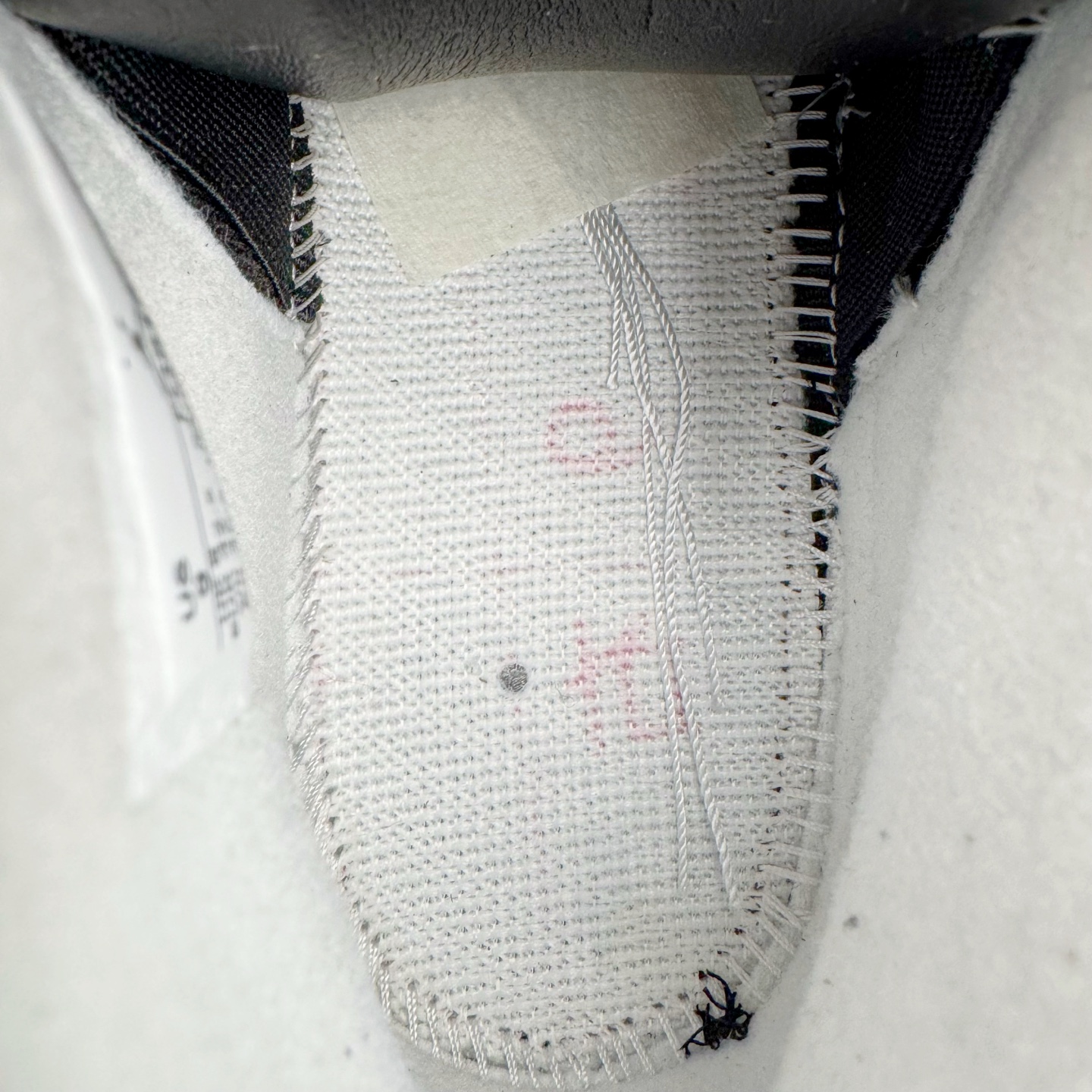 图片[10]-＃纯原 Air Jordan AJ4 Retro \\\” Fear \\\” 黑白恐惧 复刻2024版 FQ8138-002 圈内最强四代 独家外贸特供尺码含 45.5 49.5 50.5 耗时半年巨作 全套原纸板楦头开发 原厂特供皮料加持 确保原汁原味 完美呈现四代版型 一比一鞋头弧度高度鞋身弧度 数据细节工艺流程均保持原鞋一致 原厂TPU网格鞋带扣 正确内里网布 菱角分明不变形无多余毛边 柔软性质感一致于原鞋 市场唯一原厂鞋扣模具 背面可见隐藏注塑口 原厂织唛标 原厂飞人电绣工艺 尾指中部跳三针 独家绑鞋带手法 印刷中底布 四线拉帮 米色美纹纸贴合固定 进口港宝加持 后跟自然饱满 全鞋荧光划线卡点 追求极致完美 每一双都是工艺品 多重QC质检 超越公司货的品控标准 实实在在的免检产品 尺码：40 40.5 41 42 42.5 43 44 44.5 45 45.5 46 47.5 48.5 49.5 50.5-选品中心