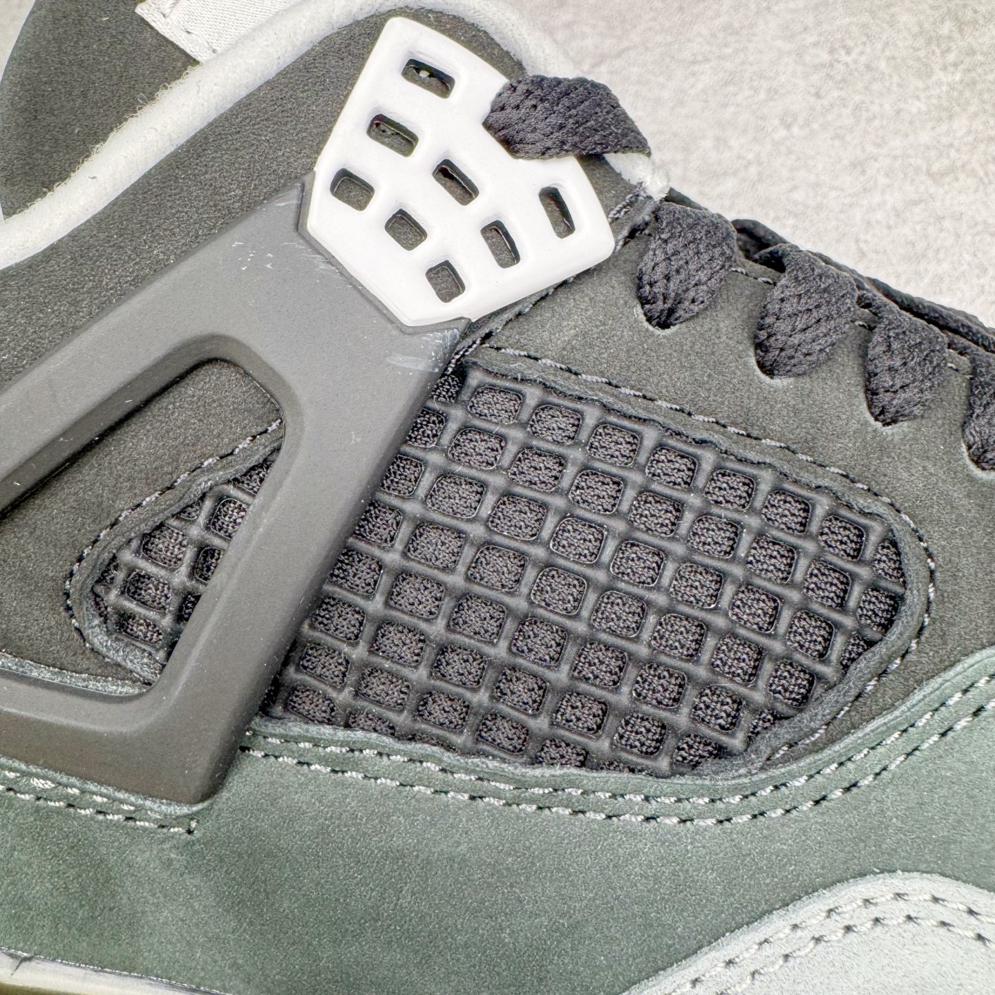 图片[16]-＃纯原 Air Jordan AJ4 Retro \\\” Fear \\\” 黑白恐惧 复刻2024版 FQ8138-002 圈内最强四代 独家外贸特供尺码含 45.5 49.5 50.5 耗时半年巨作 全套原纸板楦头开发 原厂特供皮料加持 确保原汁原味 完美呈现四代版型 一比一鞋头弧度高度鞋身弧度 数据细节工艺流程均保持原鞋一致 原厂TPU网格鞋带扣 正确内里网布 菱角分明不变形无多余毛边 柔软性质感一致于原鞋 市场唯一原厂鞋扣模具 背面可见隐藏注塑口 原厂织唛标 原厂飞人电绣工艺 尾指中部跳三针 独家绑鞋带手法 印刷中底布 四线拉帮 米色美纹纸贴合固定 进口港宝加持 后跟自然饱满 全鞋荧光划线卡点 追求极致完美 每一双都是工艺品 多重QC质检 超越公司货的品控标准 实实在在的免检产品 尺码：40 40.5 41 42 42.5 43 44 44.5 45 45.5 46 47.5 48.5 49.5 50.5-选品中心