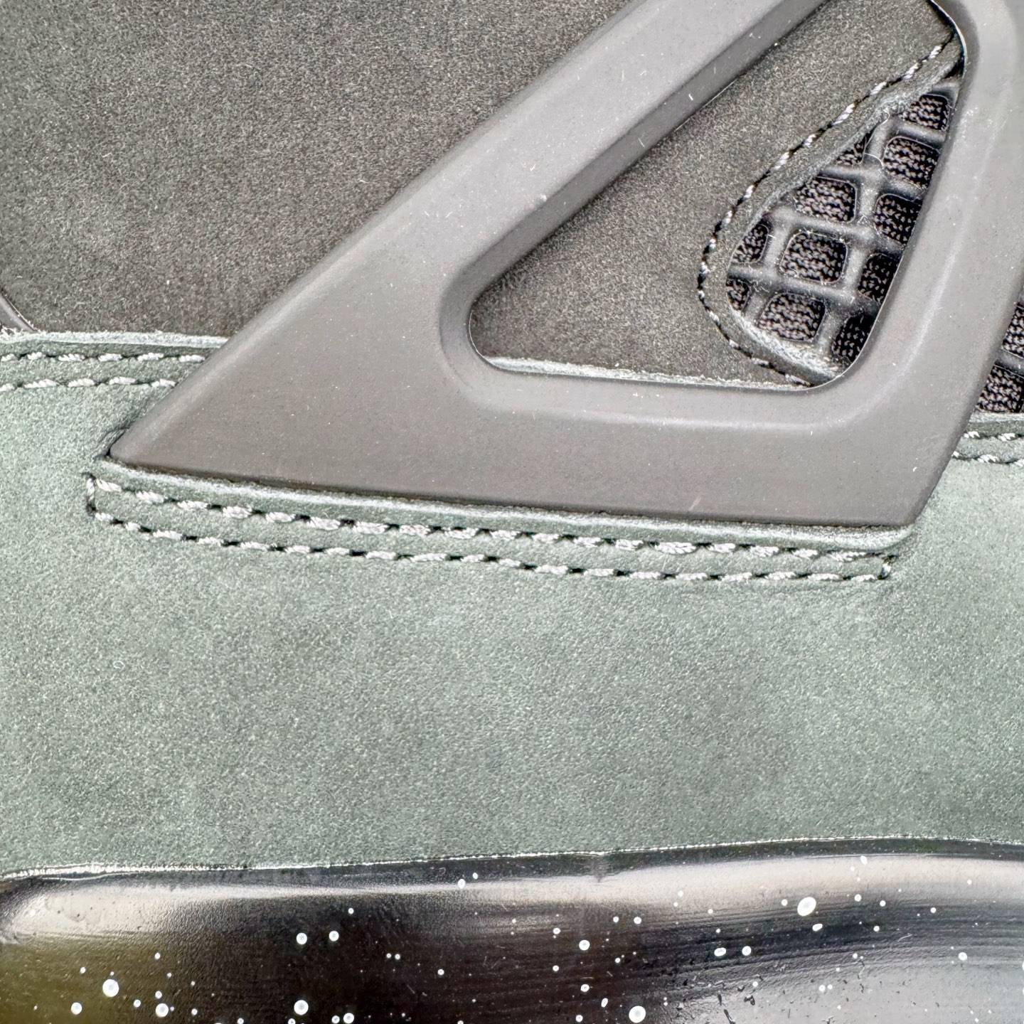 图片[17]-＃纯原 Air Jordan AJ4 Retro \\\” Fear \\\” 黑白恐惧 复刻2024版 FQ8138-002 圈内最强四代 独家外贸特供尺码含 45.5 49.5 50.5 耗时半年巨作 全套原纸板楦头开发 原厂特供皮料加持 确保原汁原味 完美呈现四代版型 一比一鞋头弧度高度鞋身弧度 数据细节工艺流程均保持原鞋一致 原厂TPU网格鞋带扣 正确内里网布 菱角分明不变形无多余毛边 柔软性质感一致于原鞋 市场唯一原厂鞋扣模具 背面可见隐藏注塑口 原厂织唛标 原厂飞人电绣工艺 尾指中部跳三针 独家绑鞋带手法 印刷中底布 四线拉帮 米色美纹纸贴合固定 进口港宝加持 后跟自然饱满 全鞋荧光划线卡点 追求极致完美 每一双都是工艺品 多重QC质检 超越公司货的品控标准 实实在在的免检产品 尺码：40 40.5 41 42 42.5 43 44 44.5 45 45.5 46 47.5 48.5 49.5 50.5-选品中心