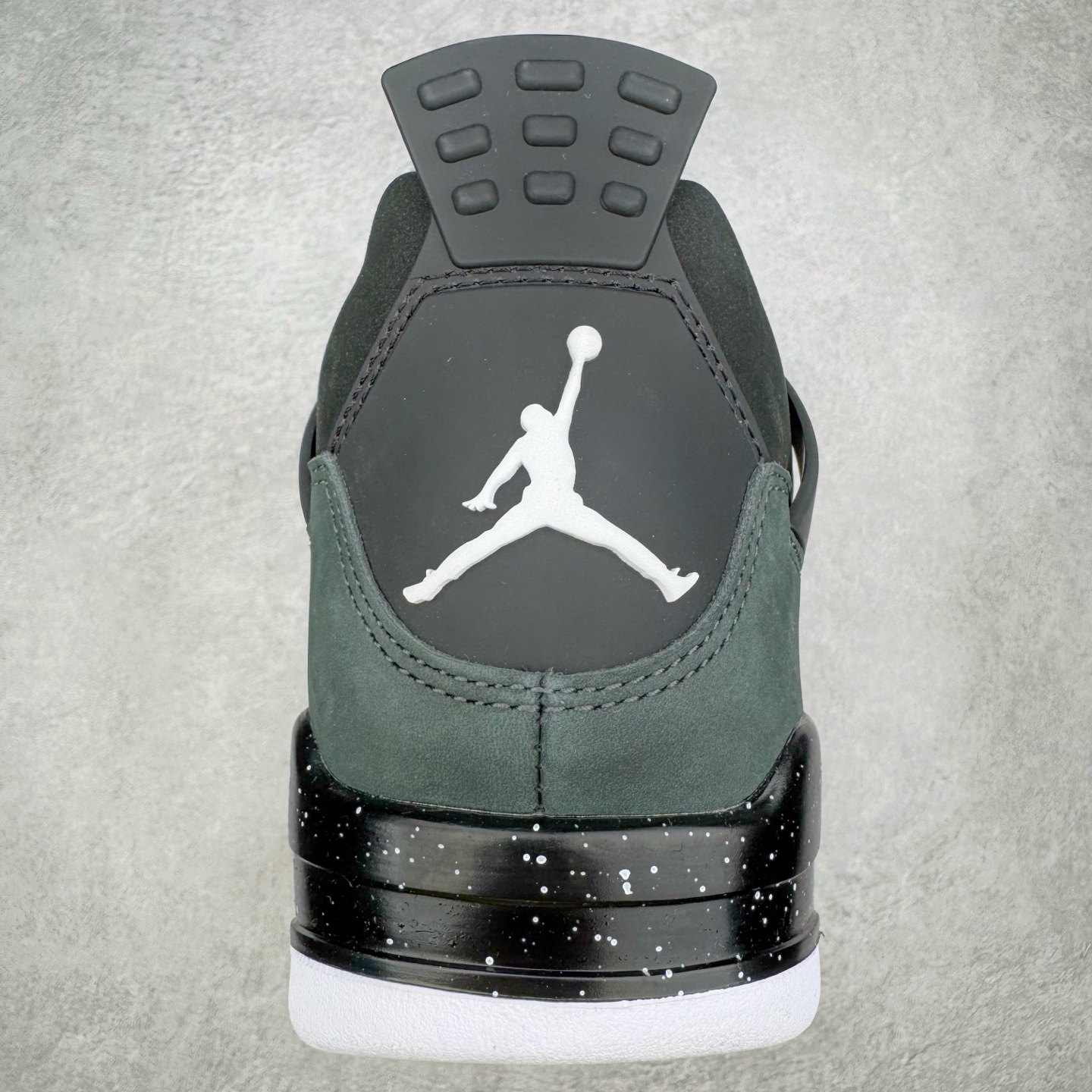 图片[8]-＃纯原 Air Jordan AJ4 Retro \\\” Fear \\\” 黑白恐惧 复刻2024版 FQ8138-002 圈内最强四代 独家外贸特供尺码含 45.5 49.5 50.5 耗时半年巨作 全套原纸板楦头开发 原厂特供皮料加持 确保原汁原味 完美呈现四代版型 一比一鞋头弧度高度鞋身弧度 数据细节工艺流程均保持原鞋一致 原厂TPU网格鞋带扣 正确内里网布 菱角分明不变形无多余毛边 柔软性质感一致于原鞋 市场唯一原厂鞋扣模具 背面可见隐藏注塑口 原厂织唛标 原厂飞人电绣工艺 尾指中部跳三针 独家绑鞋带手法 印刷中底布 四线拉帮 米色美纹纸贴合固定 进口港宝加持 后跟自然饱满 全鞋荧光划线卡点 追求极致完美 每一双都是工艺品 多重QC质检 超越公司货的品控标准 实实在在的免检产品 尺码：40 40.5 41 42 42.5 43 44 44.5 45 45.5 46 47.5 48.5 49.5 50.5-选品中心