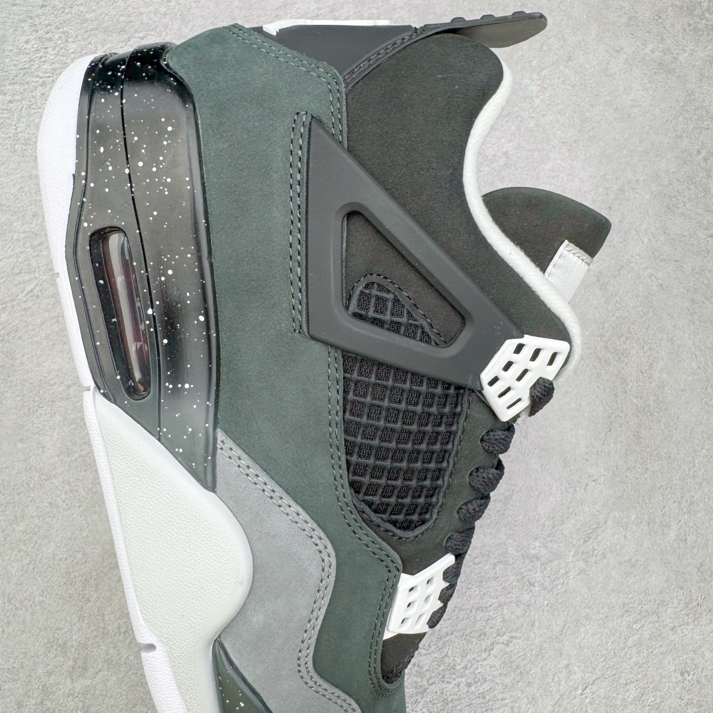 图片[6]-＃纯原 Air Jordan AJ4 Retro \\\” Fear \\\” 黑白恐惧 复刻2024版 FQ8138-002 圈内最强四代 独家外贸特供尺码含 45.5 49.5 50.5 耗时半年巨作 全套原纸板楦头开发 原厂特供皮料加持 确保原汁原味 完美呈现四代版型 一比一鞋头弧度高度鞋身弧度 数据细节工艺流程均保持原鞋一致 原厂TPU网格鞋带扣 正确内里网布 菱角分明不变形无多余毛边 柔软性质感一致于原鞋 市场唯一原厂鞋扣模具 背面可见隐藏注塑口 原厂织唛标 原厂飞人电绣工艺 尾指中部跳三针 独家绑鞋带手法 印刷中底布 四线拉帮 米色美纹纸贴合固定 进口港宝加持 后跟自然饱满 全鞋荧光划线卡点 追求极致完美 每一双都是工艺品 多重QC质检 超越公司货的品控标准 实实在在的免检产品 尺码：40 40.5 41 42 42.5 43 44 44.5 45 45.5 46 47.5 48.5 49.5 50.5-选品中心