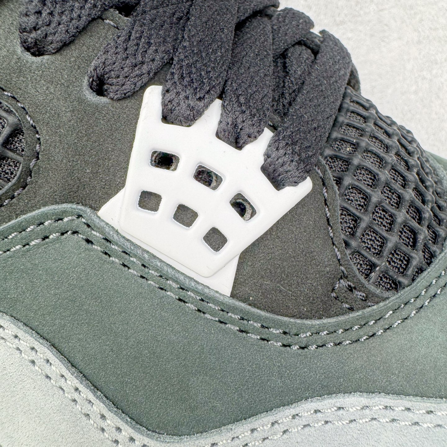 图片[15]-＃纯原 Air Jordan AJ4 Retro \\\” Fear \\\” 黑白恐惧 复刻2024版 FQ8138-002 圈内最强四代 独家外贸特供尺码含 45.5 49.5 50.5 耗时半年巨作 全套原纸板楦头开发 原厂特供皮料加持 确保原汁原味 完美呈现四代版型 一比一鞋头弧度高度鞋身弧度 数据细节工艺流程均保持原鞋一致 原厂TPU网格鞋带扣 正确内里网布 菱角分明不变形无多余毛边 柔软性质感一致于原鞋 市场唯一原厂鞋扣模具 背面可见隐藏注塑口 原厂织唛标 原厂飞人电绣工艺 尾指中部跳三针 独家绑鞋带手法 印刷中底布 四线拉帮 米色美纹纸贴合固定 进口港宝加持 后跟自然饱满 全鞋荧光划线卡点 追求极致完美 每一双都是工艺品 多重QC质检 超越公司货的品控标准 实实在在的免检产品 尺码：40 40.5 41 42 42.5 43 44 44.5 45 45.5 46 47.5 48.5 49.5 50.5-选品中心