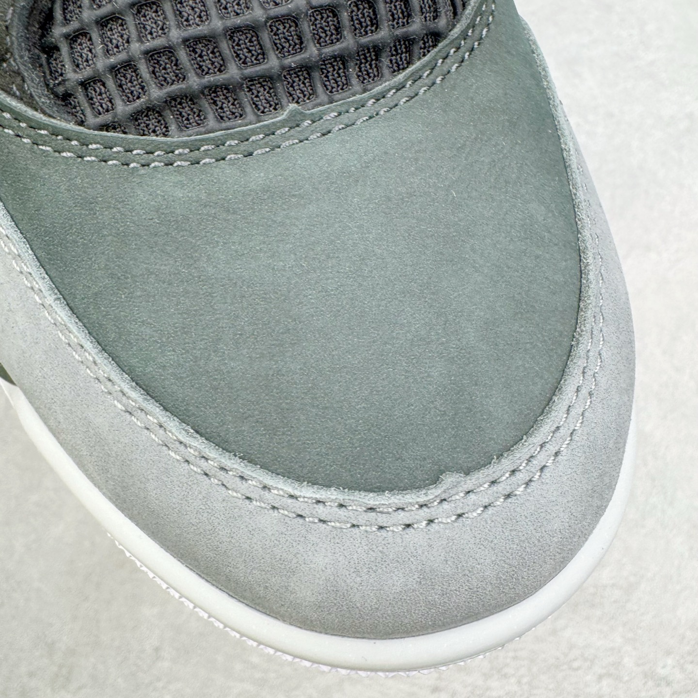 图片[13]-＃纯原 Air Jordan AJ4 Retro \\\” Fear \\\” 黑白恐惧 复刻2024版 FQ8138-002 圈内最强四代 独家外贸特供尺码含 45.5 49.5 50.5 耗时半年巨作 全套原纸板楦头开发 原厂特供皮料加持 确保原汁原味 完美呈现四代版型 一比一鞋头弧度高度鞋身弧度 数据细节工艺流程均保持原鞋一致 原厂TPU网格鞋带扣 正确内里网布 菱角分明不变形无多余毛边 柔软性质感一致于原鞋 市场唯一原厂鞋扣模具 背面可见隐藏注塑口 原厂织唛标 原厂飞人电绣工艺 尾指中部跳三针 独家绑鞋带手法 印刷中底布 四线拉帮 米色美纹纸贴合固定 进口港宝加持 后跟自然饱满 全鞋荧光划线卡点 追求极致完美 每一双都是工艺品 多重QC质检 超越公司货的品控标准 实实在在的免检产品 尺码：40 40.5 41 42 42.5 43 44 44.5 45 45.5 46 47.5 48.5 49.5 50.5-选品中心