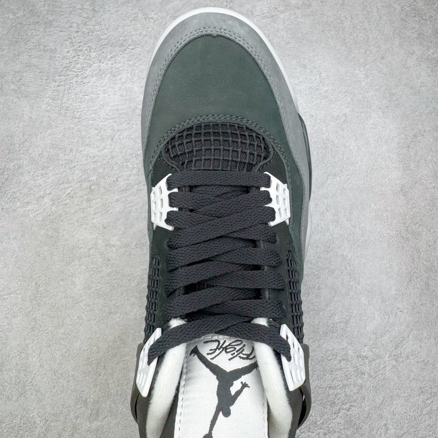 图片[4]-＃纯原 Air Jordan AJ4 Retro \\\” Fear \\\” 黑白恐惧 复刻2024版 FQ8138-002 圈内最强四代 独家外贸特供尺码含 45.5 49.5 50.5 耗时半年巨作 全套原纸板楦头开发 原厂特供皮料加持 确保原汁原味 完美呈现四代版型 一比一鞋头弧度高度鞋身弧度 数据细节工艺流程均保持原鞋一致 原厂TPU网格鞋带扣 正确内里网布 菱角分明不变形无多余毛边 柔软性质感一致于原鞋 市场唯一原厂鞋扣模具 背面可见隐藏注塑口 原厂织唛标 原厂飞人电绣工艺 尾指中部跳三针 独家绑鞋带手法 印刷中底布 四线拉帮 米色美纹纸贴合固定 进口港宝加持 后跟自然饱满 全鞋荧光划线卡点 追求极致完美 每一双都是工艺品 多重QC质检 超越公司货的品控标准 实实在在的免检产品 尺码：40 40.5 41 42 42.5 43 44 44.5 45 45.5 46 47.5 48.5 49.5 50.5-选品中心