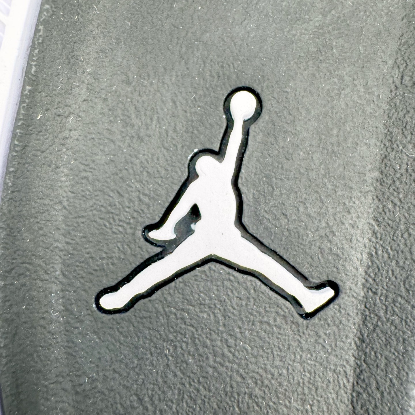 图片[20]-＃纯原 Air Jordan AJ4 Retro \\\” Fear \\\” 黑白恐惧 复刻2024版 FQ8138-002 圈内最强四代 独家外贸特供尺码含 45.5 49.5 50.5 耗时半年巨作 全套原纸板楦头开发 原厂特供皮料加持 确保原汁原味 完美呈现四代版型 一比一鞋头弧度高度鞋身弧度 数据细节工艺流程均保持原鞋一致 原厂TPU网格鞋带扣 正确内里网布 菱角分明不变形无多余毛边 柔软性质感一致于原鞋 市场唯一原厂鞋扣模具 背面可见隐藏注塑口 原厂织唛标 原厂飞人电绣工艺 尾指中部跳三针 独家绑鞋带手法 印刷中底布 四线拉帮 米色美纹纸贴合固定 进口港宝加持 后跟自然饱满 全鞋荧光划线卡点 追求极致完美 每一双都是工艺品 多重QC质检 超越公司货的品控标准 实实在在的免检产品 尺码：40 40.5 41 42 42.5 43 44 44.5 45 45.5 46 47.5 48.5 49.5 50.5-选品中心