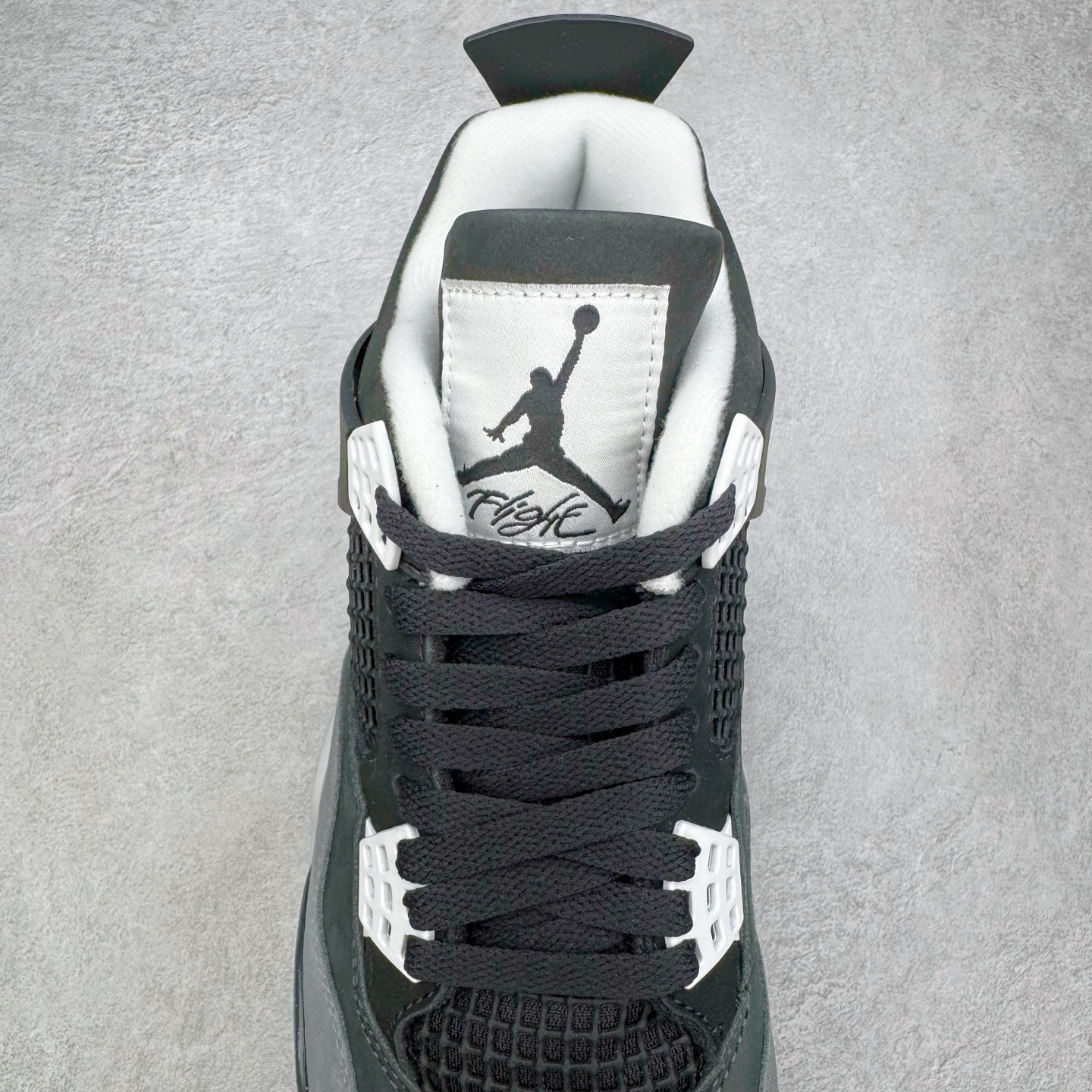 图片[5]-＃纯原 Air Jordan AJ4 Retro \\\” Fear \\\” 黑白恐惧 复刻2024版 FQ8138-002 圈内最强四代 独家外贸特供尺码含 45.5 49.5 50.5 耗时半年巨作 全套原纸板楦头开发 原厂特供皮料加持 确保原汁原味 完美呈现四代版型 一比一鞋头弧度高度鞋身弧度 数据细节工艺流程均保持原鞋一致 原厂TPU网格鞋带扣 正确内里网布 菱角分明不变形无多余毛边 柔软性质感一致于原鞋 市场唯一原厂鞋扣模具 背面可见隐藏注塑口 原厂织唛标 原厂飞人电绣工艺 尾指中部跳三针 独家绑鞋带手法 印刷中底布 四线拉帮 米色美纹纸贴合固定 进口港宝加持 后跟自然饱满 全鞋荧光划线卡点 追求极致完美 每一双都是工艺品 多重QC质检 超越公司货的品控标准 实实在在的免检产品 尺码：40 40.5 41 42 42.5 43 44 44.5 45 45.5 46 47.5 48.5 49.5 50.5-选品中心