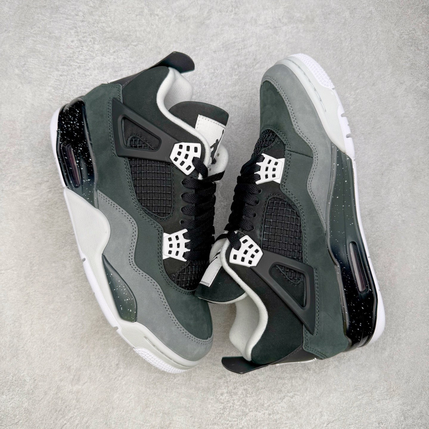 图片[3]-＃纯原 Air Jordan AJ4 Retro \\\” Fear \\\” 黑白恐惧 复刻2024版 FQ8138-002 圈内最强四代 独家外贸特供尺码含 45.5 49.5 50.5 耗时半年巨作 全套原纸板楦头开发 原厂特供皮料加持 确保原汁原味 完美呈现四代版型 一比一鞋头弧度高度鞋身弧度 数据细节工艺流程均保持原鞋一致 原厂TPU网格鞋带扣 正确内里网布 菱角分明不变形无多余毛边 柔软性质感一致于原鞋 市场唯一原厂鞋扣模具 背面可见隐藏注塑口 原厂织唛标 原厂飞人电绣工艺 尾指中部跳三针 独家绑鞋带手法 印刷中底布 四线拉帮 米色美纹纸贴合固定 进口港宝加持 后跟自然饱满 全鞋荧光划线卡点 追求极致完美 每一双都是工艺品 多重QC质检 超越公司货的品控标准 实实在在的免检产品 尺码：40 40.5 41 42 42.5 43 44 44.5 45 45.5 46 47.5 48.5 49.5 50.5-选品中心