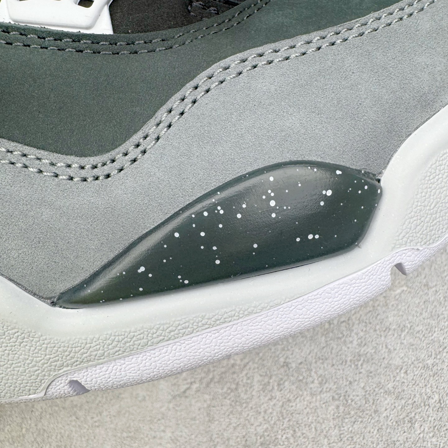 图片[19]-＃纯原 Air Jordan AJ4 Retro \\\” Fear \\\” 黑白恐惧 复刻2024版 FQ8138-002 圈内最强四代 独家外贸特供尺码含 45.5 49.5 50.5 耗时半年巨作 全套原纸板楦头开发 原厂特供皮料加持 确保原汁原味 完美呈现四代版型 一比一鞋头弧度高度鞋身弧度 数据细节工艺流程均保持原鞋一致 原厂TPU网格鞋带扣 正确内里网布 菱角分明不变形无多余毛边 柔软性质感一致于原鞋 市场唯一原厂鞋扣模具 背面可见隐藏注塑口 原厂织唛标 原厂飞人电绣工艺 尾指中部跳三针 独家绑鞋带手法 印刷中底布 四线拉帮 米色美纹纸贴合固定 进口港宝加持 后跟自然饱满 全鞋荧光划线卡点 追求极致完美 每一双都是工艺品 多重QC质检 超越公司货的品控标准 实实在在的免检产品 尺码：40 40.5 41 42 42.5 43 44 44.5 45 45.5 46 47.5 48.5 49.5 50.5-选品中心