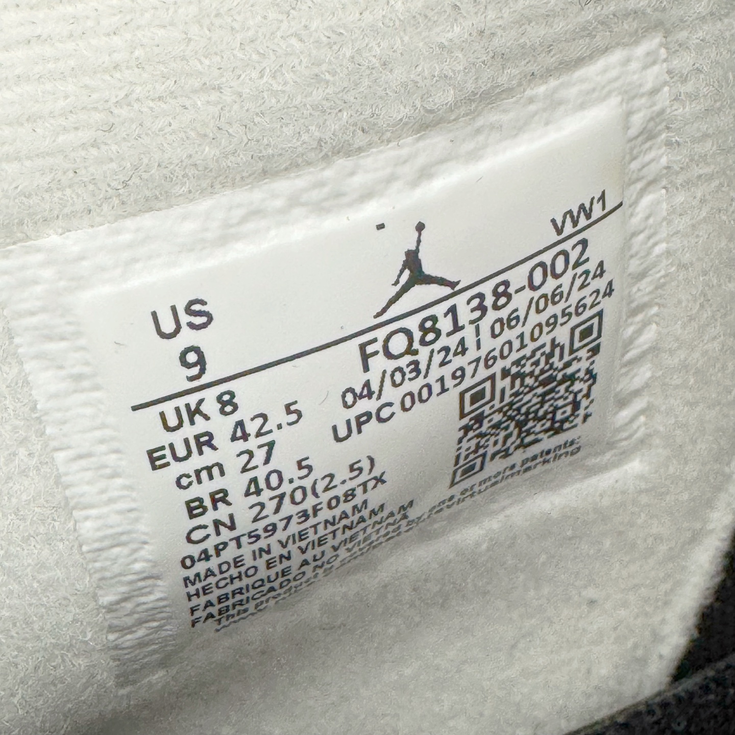 图片[11]-＃纯原 Air Jordan AJ4 Retro \\\” Fear \\\” 黑白恐惧 复刻2024版 FQ8138-002 圈内最强四代 独家外贸特供尺码含 45.5 49.5 50.5 耗时半年巨作 全套原纸板楦头开发 原厂特供皮料加持 确保原汁原味 完美呈现四代版型 一比一鞋头弧度高度鞋身弧度 数据细节工艺流程均保持原鞋一致 原厂TPU网格鞋带扣 正确内里网布 菱角分明不变形无多余毛边 柔软性质感一致于原鞋 市场唯一原厂鞋扣模具 背面可见隐藏注塑口 原厂织唛标 原厂飞人电绣工艺 尾指中部跳三针 独家绑鞋带手法 印刷中底布 四线拉帮 米色美纹纸贴合固定 进口港宝加持 后跟自然饱满 全鞋荧光划线卡点 追求极致完美 每一双都是工艺品 多重QC质检 超越公司货的品控标准 实实在在的免检产品 尺码：40 40.5 41 42 42.5 43 44 44.5 45 45.5 46 47.5 48.5 49.5 50.5-选品中心
