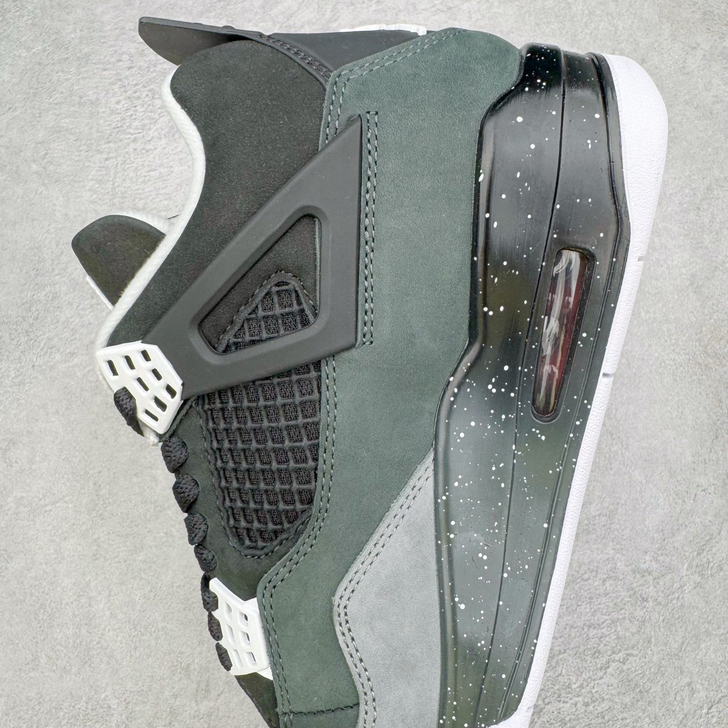 图片[7]-＃纯原 Air Jordan AJ4 Retro \\\” Fear \\\” 黑白恐惧 复刻2024版 FQ8138-002 圈内最强四代 独家外贸特供尺码含 45.5 49.5 50.5 耗时半年巨作 全套原纸板楦头开发 原厂特供皮料加持 确保原汁原味 完美呈现四代版型 一比一鞋头弧度高度鞋身弧度 数据细节工艺流程均保持原鞋一致 原厂TPU网格鞋带扣 正确内里网布 菱角分明不变形无多余毛边 柔软性质感一致于原鞋 市场唯一原厂鞋扣模具 背面可见隐藏注塑口 原厂织唛标 原厂飞人电绣工艺 尾指中部跳三针 独家绑鞋带手法 印刷中底布 四线拉帮 米色美纹纸贴合固定 进口港宝加持 后跟自然饱满 全鞋荧光划线卡点 追求极致完美 每一双都是工艺品 多重QC质检 超越公司货的品控标准 实实在在的免检产品 尺码：40 40.5 41 42 42.5 43 44 44.5 45 45.5 46 47.5 48.5 49.5 50.5-选品中心
