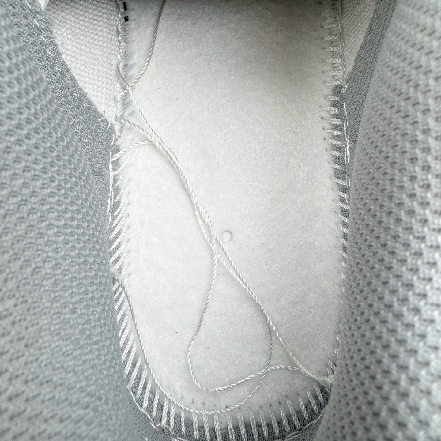 图片[10]-＃YC纯原 NK Dunk Low 诗行远方 GG0508-037 此款采用经典Dunk 廓形为基底，以中性色哲学重新解构穿搭公式，将漫步山野的诗意凝于步履。鞋身以纯净白色为基调，鞋面覆盖大面积灰绿色修饰，似林间雾蔼，静谧而富有生机。Swoosh则以更深一度的灰绿勾勒，形成如中国水墨画般的渐变层次，意境悠远。后跟处清晰烙印的箴言，更是一种无声宣言———生而自由，爱而无畏。定制系列天花板 无原鞋不开发 全系列得物原鞋一比一校对开发 配色持续更新中 终端对接 优势输出 全套原厂楦头原纸板数据档案倾力打造 原汁原味莞产 极致还原 圈内最强针车工艺 高端零售指定版 广东原厂配套原盒原标 鞋盒分三个尺码段 原厂冲刀 超高清洁度 全鞋零毛边皮料切割 采用原厂百宏鞋带以及原厂百宏织唛舌标 内标可供原厂几率过验 进口原装条纹中底布 四线拉帮白色点胶 原厂拉帮手法遵循公司 原厂电绣 极致还原 尺码：36 36.5 37.5 38 38.5 39 40 40.5 41 42 42.5 43 44 44.5 45 46-选品中心