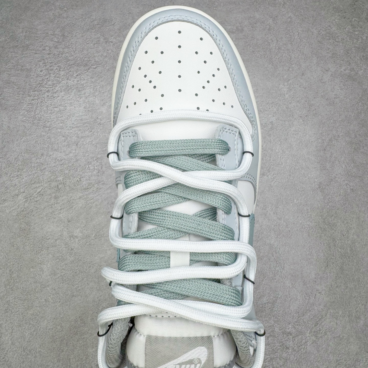 图片[4]-＃YC纯原 NK Dunk Low 诗行远方 GG0508-037 此款采用经典Dunk 廓形为基底，以中性色哲学重新解构穿搭公式，将漫步山野的诗意凝于步履。鞋身以纯净白色为基调，鞋面覆盖大面积灰绿色修饰，似林间雾蔼，静谧而富有生机。Swoosh则以更深一度的灰绿勾勒，形成如中国水墨画般的渐变层次，意境悠远。后跟处清晰烙印的箴言，更是一种无声宣言———生而自由，爱而无畏。定制系列天花板 无原鞋不开发 全系列得物原鞋一比一校对开发 配色持续更新中 终端对接 优势输出 全套原厂楦头原纸板数据档案倾力打造 原汁原味莞产 极致还原 圈内最强针车工艺 高端零售指定版 广东原厂配套原盒原标 鞋盒分三个尺码段 原厂冲刀 超高清洁度 全鞋零毛边皮料切割 采用原厂百宏鞋带以及原厂百宏织唛舌标 内标可供原厂几率过验 进口原装条纹中底布 四线拉帮白色点胶 原厂拉帮手法遵循公司 原厂电绣 极致还原 尺码：36 36.5 37.5 38 38.5 39 40 40.5 41 42 42.5 43 44 44.5 45 46-选品中心