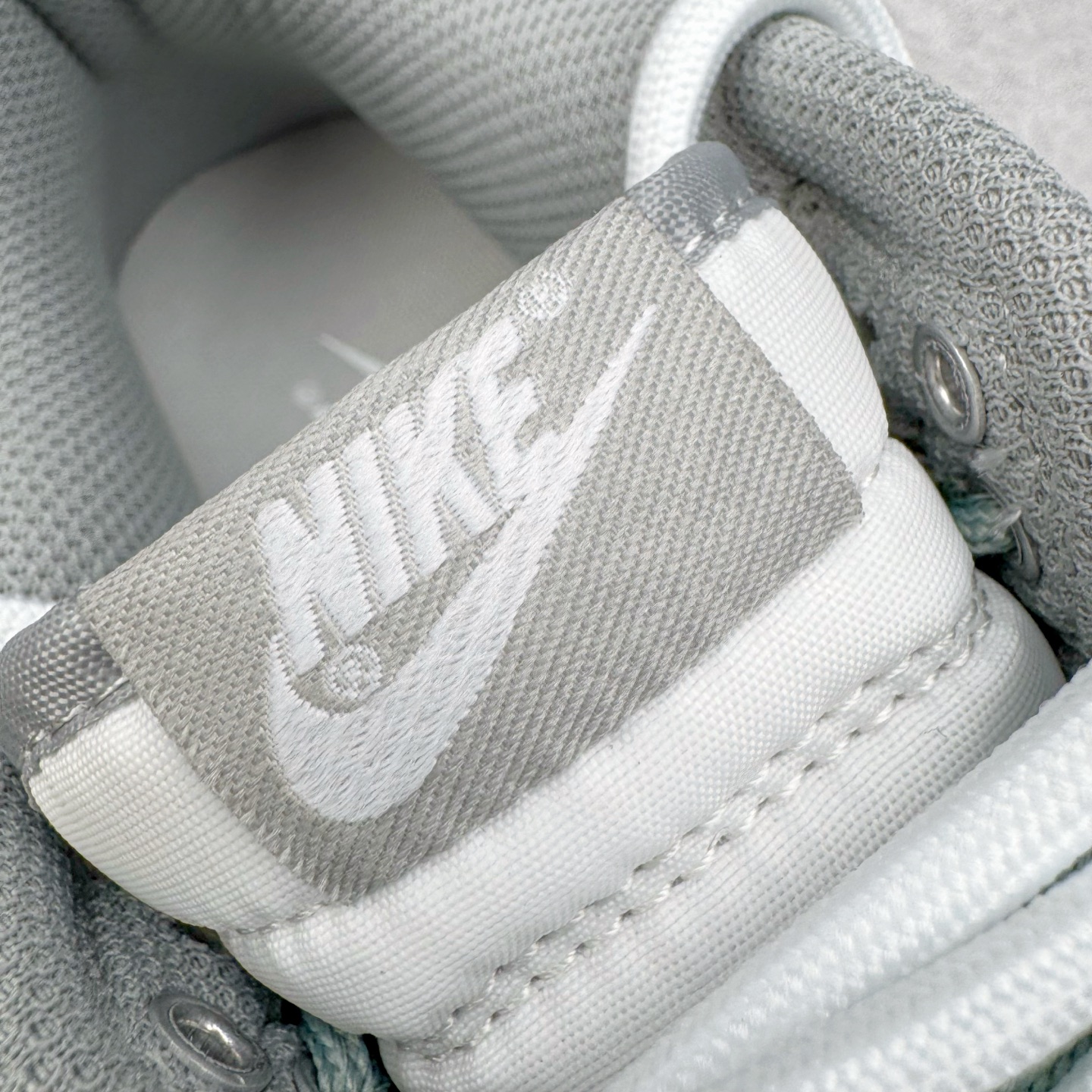 图片[13]-＃YC纯原 NK Dunk Low 诗行远方 GG0508-037 此款采用经典Dunk 廓形为基底，以中性色哲学重新解构穿搭公式，将漫步山野的诗意凝于步履。鞋身以纯净白色为基调，鞋面覆盖大面积灰绿色修饰，似林间雾蔼，静谧而富有生机。Swoosh则以更深一度的灰绿勾勒，形成如中国水墨画般的渐变层次，意境悠远。后跟处清晰烙印的箴言，更是一种无声宣言———生而自由，爱而无畏。定制系列天花板 无原鞋不开发 全系列得物原鞋一比一校对开发 配色持续更新中 终端对接 优势输出 全套原厂楦头原纸板数据档案倾力打造 原汁原味莞产 极致还原 圈内最强针车工艺 高端零售指定版 广东原厂配套原盒原标 鞋盒分三个尺码段 原厂冲刀 超高清洁度 全鞋零毛边皮料切割 采用原厂百宏鞋带以及原厂百宏织唛舌标 内标可供原厂几率过验 进口原装条纹中底布 四线拉帮白色点胶 原厂拉帮手法遵循公司 原厂电绣 极致还原 尺码：36 36.5 37.5 38 38.5 39 40 40.5 41 42 42.5 43 44 44.5 45 46-选品中心