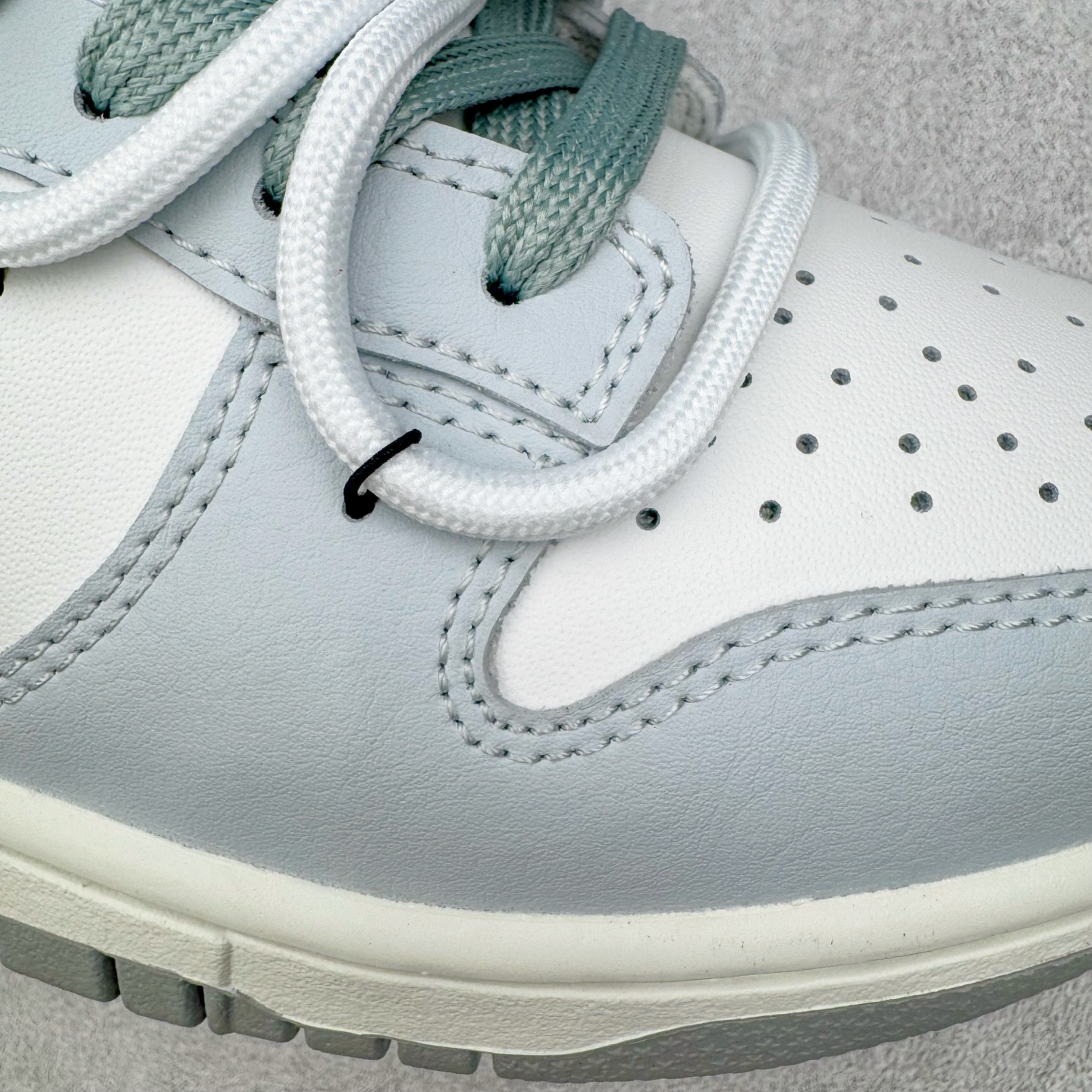 图片[19]-＃YC纯原 NK Dunk Low 诗行远方 GG0508-037 此款采用经典Dunk 廓形为基底，以中性色哲学重新解构穿搭公式，将漫步山野的诗意凝于步履。鞋身以纯净白色为基调，鞋面覆盖大面积灰绿色修饰，似林间雾蔼，静谧而富有生机。Swoosh则以更深一度的灰绿勾勒，形成如中国水墨画般的渐变层次，意境悠远。后跟处清晰烙印的箴言，更是一种无声宣言———生而自由，爱而无畏。定制系列天花板 无原鞋不开发 全系列得物原鞋一比一校对开发 配色持续更新中 终端对接 优势输出 全套原厂楦头原纸板数据档案倾力打造 原汁原味莞产 极致还原 圈内最强针车工艺 高端零售指定版 广东原厂配套原盒原标 鞋盒分三个尺码段 原厂冲刀 超高清洁度 全鞋零毛边皮料切割 采用原厂百宏鞋带以及原厂百宏织唛舌标 内标可供原厂几率过验 进口原装条纹中底布 四线拉帮白色点胶 原厂拉帮手法遵循公司 原厂电绣 极致还原 尺码：36 36.5 37.5 38 38.5 39 40 40.5 41 42 42.5 43 44 44.5 45 46-选品中心