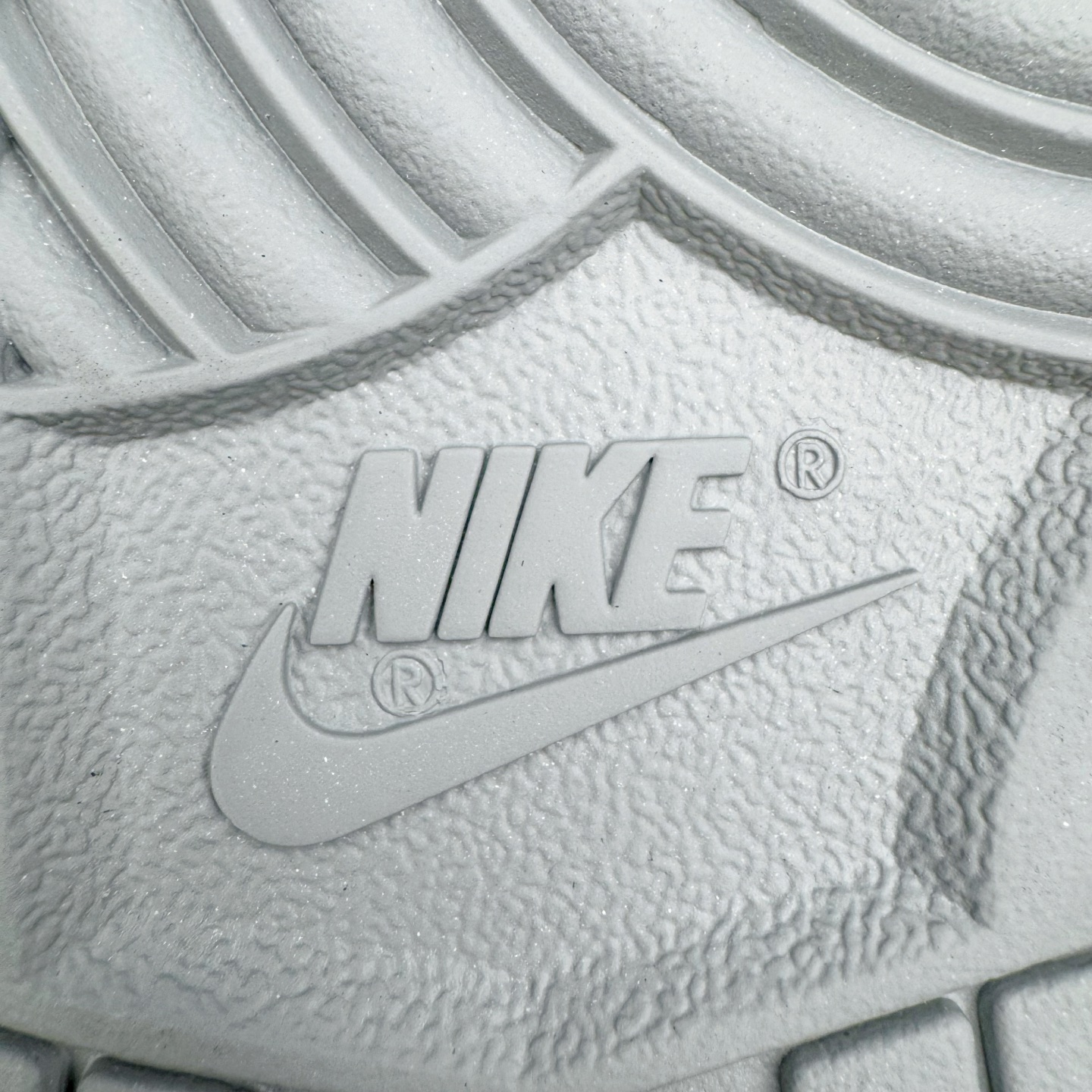 图片[20]-＃YC纯原 NK Dunk Low 诗行远方 GG0508-037 此款采用经典Dunk 廓形为基底，以中性色哲学重新解构穿搭公式，将漫步山野的诗意凝于步履。鞋身以纯净白色为基调，鞋面覆盖大面积灰绿色修饰，似林间雾蔼，静谧而富有生机。Swoosh则以更深一度的灰绿勾勒，形成如中国水墨画般的渐变层次，意境悠远。后跟处清晰烙印的箴言，更是一种无声宣言———生而自由，爱而无畏。定制系列天花板 无原鞋不开发 全系列得物原鞋一比一校对开发 配色持续更新中 终端对接 优势输出 全套原厂楦头原纸板数据档案倾力打造 原汁原味莞产 极致还原 圈内最强针车工艺 高端零售指定版 广东原厂配套原盒原标 鞋盒分三个尺码段 原厂冲刀 超高清洁度 全鞋零毛边皮料切割 采用原厂百宏鞋带以及原厂百宏织唛舌标 内标可供原厂几率过验 进口原装条纹中底布 四线拉帮白色点胶 原厂拉帮手法遵循公司 原厂电绣 极致还原 尺码：36 36.5 37.5 38 38.5 39 40 40.5 41 42 42.5 43 44 44.5 45 46-选品中心