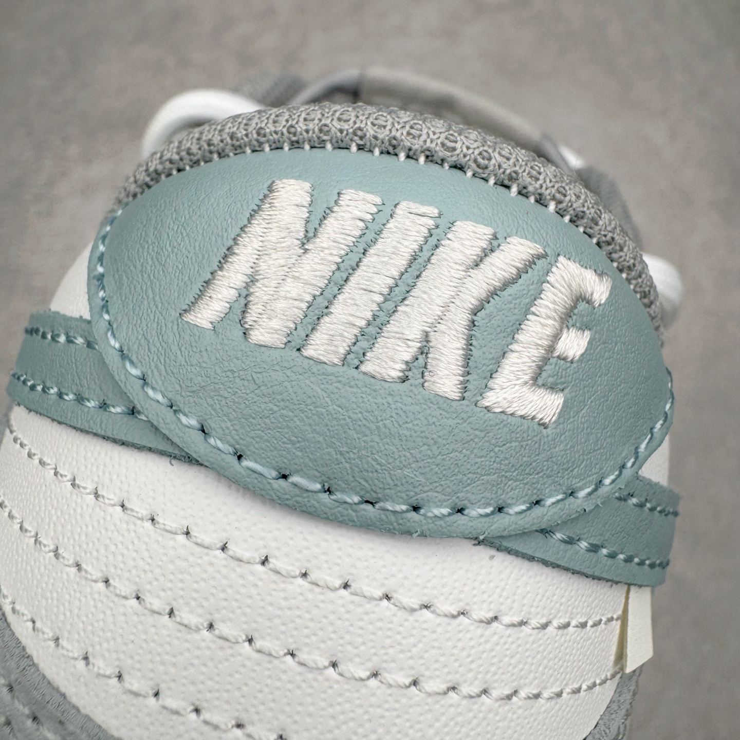 图片[15]-＃YC纯原 NK Dunk Low 诗行远方 GG0508-037 此款采用经典Dunk 廓形为基底，以中性色哲学重新解构穿搭公式，将漫步山野的诗意凝于步履。鞋身以纯净白色为基调，鞋面覆盖大面积灰绿色修饰，似林间雾蔼，静谧而富有生机。Swoosh则以更深一度的灰绿勾勒，形成如中国水墨画般的渐变层次，意境悠远。后跟处清晰烙印的箴言，更是一种无声宣言———生而自由，爱而无畏。定制系列天花板 无原鞋不开发 全系列得物原鞋一比一校对开发 配色持续更新中 终端对接 优势输出 全套原厂楦头原纸板数据档案倾力打造 原汁原味莞产 极致还原 圈内最强针车工艺 高端零售指定版 广东原厂配套原盒原标 鞋盒分三个尺码段 原厂冲刀 超高清洁度 全鞋零毛边皮料切割 采用原厂百宏鞋带以及原厂百宏织唛舌标 内标可供原厂几率过验 进口原装条纹中底布 四线拉帮白色点胶 原厂拉帮手法遵循公司 原厂电绣 极致还原 尺码：36 36.5 37.5 38 38.5 39 40 40.5 41 42 42.5 43 44 44.5 45 46-选品中心