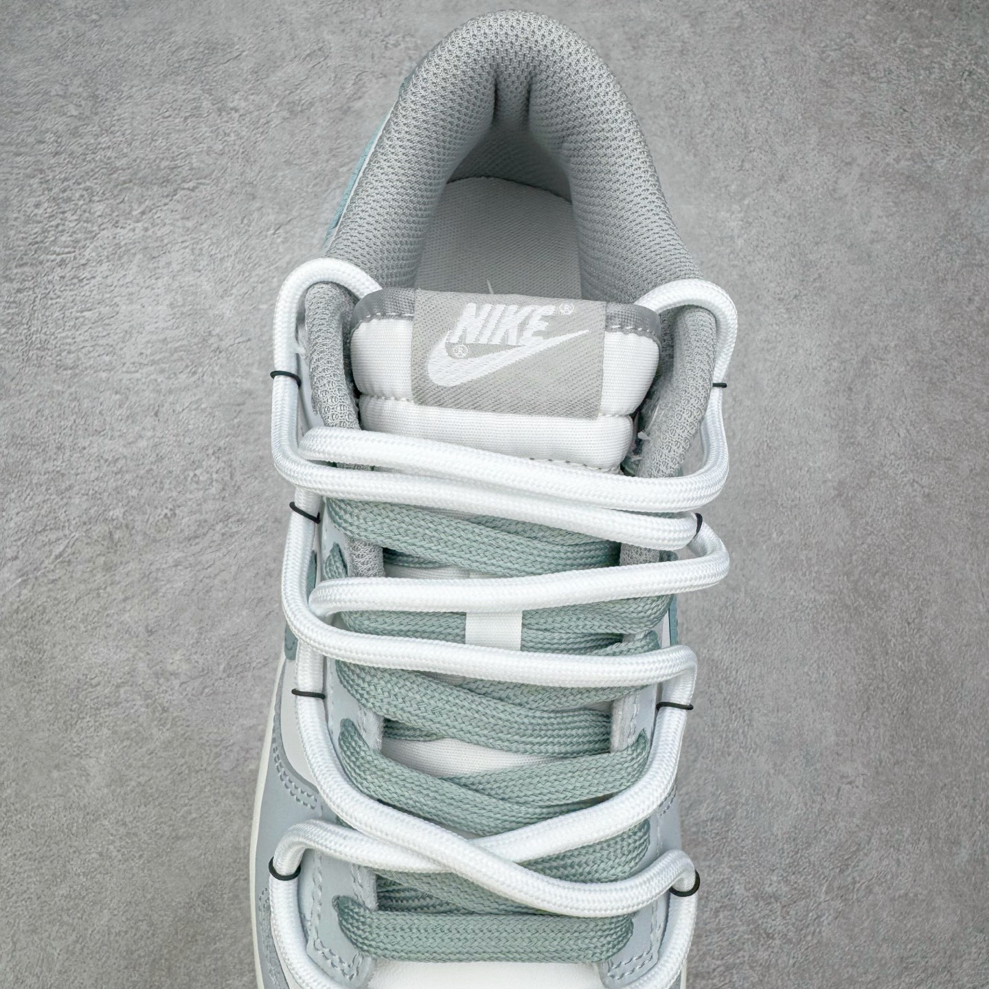 图片[5]-＃YC纯原 NK Dunk Low 诗行远方 GG0508-037 此款采用经典Dunk 廓形为基底，以中性色哲学重新解构穿搭公式，将漫步山野的诗意凝于步履。鞋身以纯净白色为基调，鞋面覆盖大面积灰绿色修饰，似林间雾蔼，静谧而富有生机。Swoosh则以更深一度的灰绿勾勒，形成如中国水墨画般的渐变层次，意境悠远。后跟处清晰烙印的箴言，更是一种无声宣言———生而自由，爱而无畏。定制系列天花板 无原鞋不开发 全系列得物原鞋一比一校对开发 配色持续更新中 终端对接 优势输出 全套原厂楦头原纸板数据档案倾力打造 原汁原味莞产 极致还原 圈内最强针车工艺 高端零售指定版 广东原厂配套原盒原标 鞋盒分三个尺码段 原厂冲刀 超高清洁度 全鞋零毛边皮料切割 采用原厂百宏鞋带以及原厂百宏织唛舌标 内标可供原厂几率过验 进口原装条纹中底布 四线拉帮白色点胶 原厂拉帮手法遵循公司 原厂电绣 极致还原 尺码：36 36.5 37.5 38 38.5 39 40 40.5 41 42 42.5 43 44 44.5 45 46-选品中心