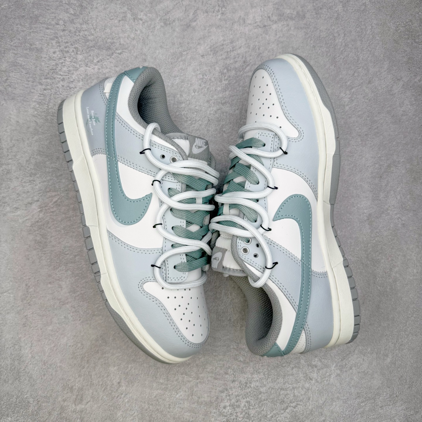 图片[3]-＃YC纯原 NK Dunk Low 诗行远方 GG0508-037 此款采用经典Dunk 廓形为基底，以中性色哲学重新解构穿搭公式，将漫步山野的诗意凝于步履。鞋身以纯净白色为基调，鞋面覆盖大面积灰绿色修饰，似林间雾蔼，静谧而富有生机。Swoosh则以更深一度的灰绿勾勒，形成如中国水墨画般的渐变层次，意境悠远。后跟处清晰烙印的箴言，更是一种无声宣言———生而自由，爱而无畏。定制系列天花板 无原鞋不开发 全系列得物原鞋一比一校对开发 配色持续更新中 终端对接 优势输出 全套原厂楦头原纸板数据档案倾力打造 原汁原味莞产 极致还原 圈内最强针车工艺 高端零售指定版 广东原厂配套原盒原标 鞋盒分三个尺码段 原厂冲刀 超高清洁度 全鞋零毛边皮料切割 采用原厂百宏鞋带以及原厂百宏织唛舌标 内标可供原厂几率过验 进口原装条纹中底布 四线拉帮白色点胶 原厂拉帮手法遵循公司 原厂电绣 极致还原 尺码：36 36.5 37.5 38 38.5 39 40 40.5 41 42 42.5 43 44 44.5 45 46-选品中心