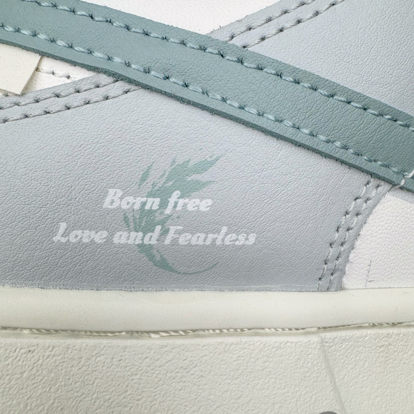 图片[17]-＃YC纯原 NK Dunk Low 诗行远方 GG0508-037 此款采用经典Dunk 廓形为基底，以中性色哲学重新解构穿搭公式，将漫步山野的诗意凝于步履。鞋身以纯净白色为基调，鞋面覆盖大面积灰绿色修饰，似林间雾蔼，静谧而富有生机。Swoosh则以更深一度的灰绿勾勒，形成如中国水墨画般的渐变层次，意境悠远。后跟处清晰烙印的箴言，更是一种无声宣言———生而自由，爱而无畏。定制系列天花板 无原鞋不开发 全系列得物原鞋一比一校对开发 配色持续更新中 终端对接 优势输出 全套原厂楦头原纸板数据档案倾力打造 原汁原味莞产 极致还原 圈内最强针车工艺 高端零售指定版 广东原厂配套原盒原标 鞋盒分三个尺码段 原厂冲刀 超高清洁度 全鞋零毛边皮料切割 采用原厂百宏鞋带以及原厂百宏织唛舌标 内标可供原厂几率过验 进口原装条纹中底布 四线拉帮白色点胶 原厂拉帮手法遵循公司 原厂电绣 极致还原 尺码：36 36.5 37.5 38 38.5 39 40 40.5 41 42 42.5 43 44 44.5 45 46-选品中心