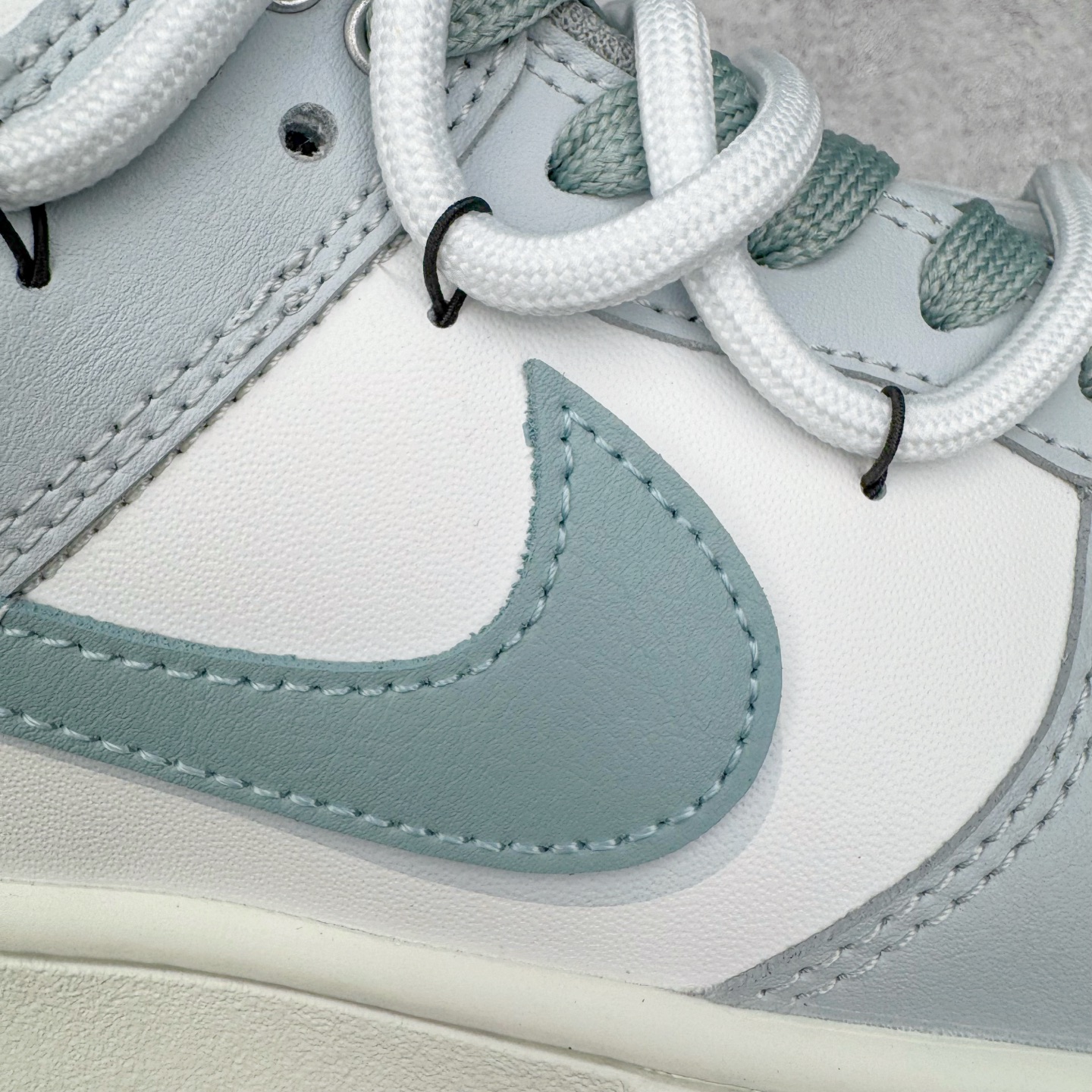 图片[18]-＃YC纯原 NK Dunk Low 诗行远方 GG0508-037 此款采用经典Dunk 廓形为基底，以中性色哲学重新解构穿搭公式，将漫步山野的诗意凝于步履。鞋身以纯净白色为基调，鞋面覆盖大面积灰绿色修饰，似林间雾蔼，静谧而富有生机。Swoosh则以更深一度的灰绿勾勒，形成如中国水墨画般的渐变层次，意境悠远。后跟处清晰烙印的箴言，更是一种无声宣言———生而自由，爱而无畏。定制系列天花板 无原鞋不开发 全系列得物原鞋一比一校对开发 配色持续更新中 终端对接 优势输出 全套原厂楦头原纸板数据档案倾力打造 原汁原味莞产 极致还原 圈内最强针车工艺 高端零售指定版 广东原厂配套原盒原标 鞋盒分三个尺码段 原厂冲刀 超高清洁度 全鞋零毛边皮料切割 采用原厂百宏鞋带以及原厂百宏织唛舌标 内标可供原厂几率过验 进口原装条纹中底布 四线拉帮白色点胶 原厂拉帮手法遵循公司 原厂电绣 极致还原 尺码：36 36.5 37.5 38 38.5 39 40 40.5 41 42 42.5 43 44 44.5 45 46-选品中心