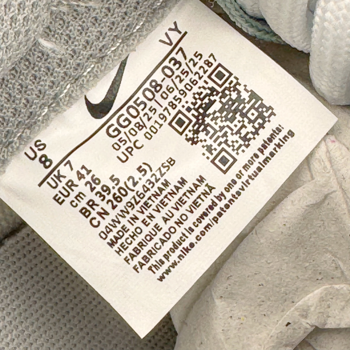 图片[12]-＃YC纯原 NK Dunk Low 诗行远方 GG0508-037 此款采用经典Dunk 廓形为基底，以中性色哲学重新解构穿搭公式，将漫步山野的诗意凝于步履。鞋身以纯净白色为基调，鞋面覆盖大面积灰绿色修饰，似林间雾蔼，静谧而富有生机。Swoosh则以更深一度的灰绿勾勒，形成如中国水墨画般的渐变层次，意境悠远。后跟处清晰烙印的箴言，更是一种无声宣言———生而自由，爱而无畏。定制系列天花板 无原鞋不开发 全系列得物原鞋一比一校对开发 配色持续更新中 终端对接 优势输出 全套原厂楦头原纸板数据档案倾力打造 原汁原味莞产 极致还原 圈内最强针车工艺 高端零售指定版 广东原厂配套原盒原标 鞋盒分三个尺码段 原厂冲刀 超高清洁度 全鞋零毛边皮料切割 采用原厂百宏鞋带以及原厂百宏织唛舌标 内标可供原厂几率过验 进口原装条纹中底布 四线拉帮白色点胶 原厂拉帮手法遵循公司 原厂电绣 极致还原 尺码：36 36.5 37.5 38 38.5 39 40 40.5 41 42 42.5 43 44 44.5 45 46-选品中心