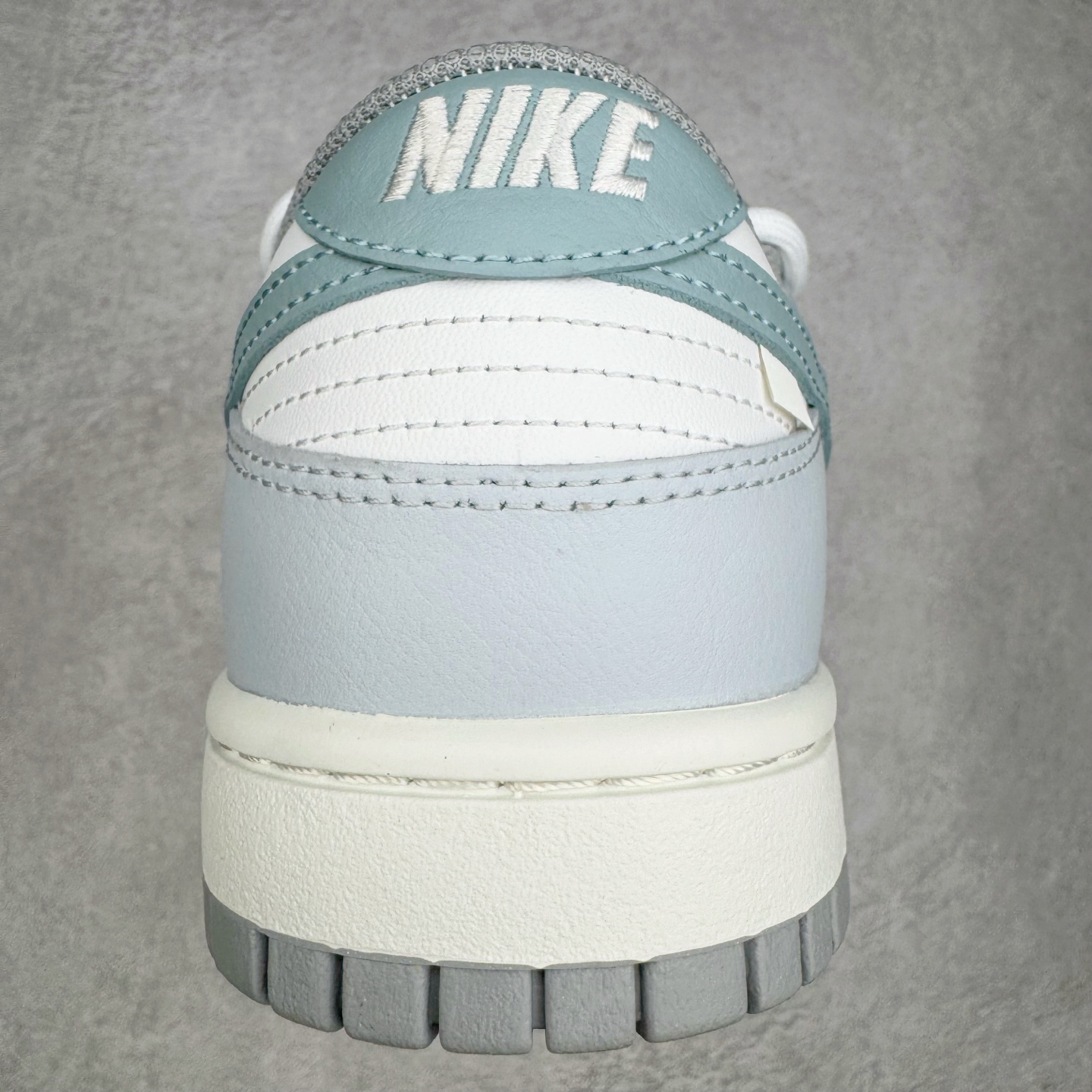 图片[8]-＃YC纯原 NK Dunk Low 诗行远方 GG0508-037 此款采用经典Dunk 廓形为基底，以中性色哲学重新解构穿搭公式，将漫步山野的诗意凝于步履。鞋身以纯净白色为基调，鞋面覆盖大面积灰绿色修饰，似林间雾蔼，静谧而富有生机。Swoosh则以更深一度的灰绿勾勒，形成如中国水墨画般的渐变层次，意境悠远。后跟处清晰烙印的箴言，更是一种无声宣言———生而自由，爱而无畏。定制系列天花板 无原鞋不开发 全系列得物原鞋一比一校对开发 配色持续更新中 终端对接 优势输出 全套原厂楦头原纸板数据档案倾力打造 原汁原味莞产 极致还原 圈内最强针车工艺 高端零售指定版 广东原厂配套原盒原标 鞋盒分三个尺码段 原厂冲刀 超高清洁度 全鞋零毛边皮料切割 采用原厂百宏鞋带以及原厂百宏织唛舌标 内标可供原厂几率过验 进口原装条纹中底布 四线拉帮白色点胶 原厂拉帮手法遵循公司 原厂电绣 极致还原 尺码：36 36.5 37.5 38 38.5 39 40 40.5 41 42 42.5 43 44 44.5 45 46-选品中心