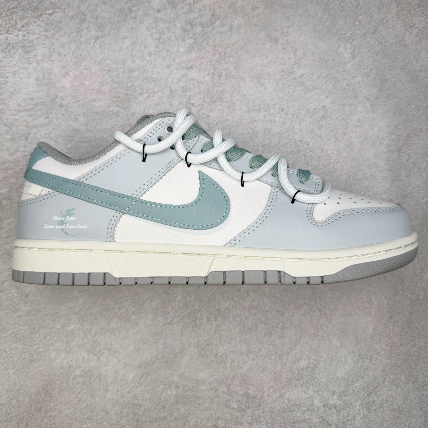 ＃YC纯原 NK Dunk Low 诗行远方 GG0508-037 此款采用经典Dunk 廓形为基底，以中性色哲学重新解构穿搭公式，将漫步山野的诗意凝于步履。鞋身以纯净白色为基调，鞋面覆盖大面积灰绿色修饰，似林间雾蔼，静谧而富有生机。Swoosh则以更深一度的灰绿勾勒，形成如中国水墨画般的渐变层次，意境悠远。后跟处清晰烙印的箴言，更是一种无声宣言———生而自由，爱而无畏。定制系列天花板 无原鞋不开发 全系列得物原鞋一比一校对开发 配色持续更新中 终端对接 优势输出 全套原厂楦头原纸板数据档案倾力打造 原汁原味莞产 极致还原 圈内最强针车工艺 高端零售指定版 广东原厂配套原盒原标 鞋盒分三个尺码段 原厂冲刀 超高清洁度 全鞋零毛边皮料切割 采用原厂百宏鞋带以及原厂百宏织唛舌标 内标可供原厂几率过验 进口原装条纹中底布 四线拉帮白色点胶 原厂拉帮手法遵循公司 原厂电绣 极致还原 尺码：36 36.5 37.5 38 38.5 39 40 40.5 41 42 42.5 43 44 44.5 45 46-选品中心