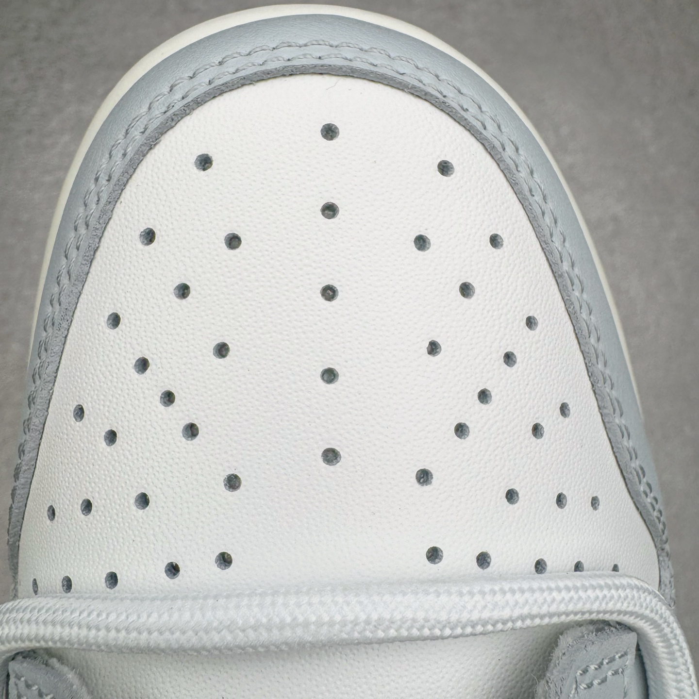 图片[14]-＃YC纯原 NK Dunk Low 诗行远方 GG0508-037 此款采用经典Dunk 廓形为基底，以中性色哲学重新解构穿搭公式，将漫步山野的诗意凝于步履。鞋身以纯净白色为基调，鞋面覆盖大面积灰绿色修饰，似林间雾蔼，静谧而富有生机。Swoosh则以更深一度的灰绿勾勒，形成如中国水墨画般的渐变层次，意境悠远。后跟处清晰烙印的箴言，更是一种无声宣言———生而自由，爱而无畏。定制系列天花板 无原鞋不开发 全系列得物原鞋一比一校对开发 配色持续更新中 终端对接 优势输出 全套原厂楦头原纸板数据档案倾力打造 原汁原味莞产 极致还原 圈内最强针车工艺 高端零售指定版 广东原厂配套原盒原标 鞋盒分三个尺码段 原厂冲刀 超高清洁度 全鞋零毛边皮料切割 采用原厂百宏鞋带以及原厂百宏织唛舌标 内标可供原厂几率过验 进口原装条纹中底布 四线拉帮白色点胶 原厂拉帮手法遵循公司 原厂电绣 极致还原 尺码：36 36.5 37.5 38 38.5 39 40 40.5 41 42 42.5 43 44 44.5 45 46-选品中心