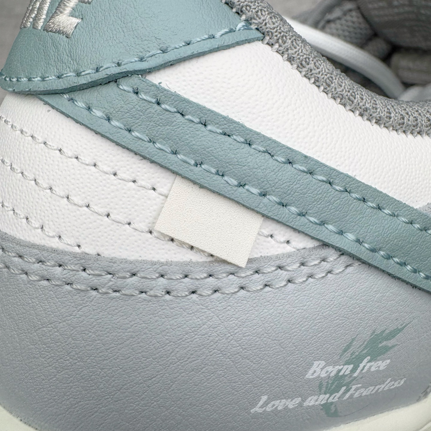 图片[16]-＃YC纯原 NK Dunk Low 诗行远方 GG0508-037 此款采用经典Dunk 廓形为基底，以中性色哲学重新解构穿搭公式，将漫步山野的诗意凝于步履。鞋身以纯净白色为基调，鞋面覆盖大面积灰绿色修饰，似林间雾蔼，静谧而富有生机。Swoosh则以更深一度的灰绿勾勒，形成如中国水墨画般的渐变层次，意境悠远。后跟处清晰烙印的箴言，更是一种无声宣言———生而自由，爱而无畏。定制系列天花板 无原鞋不开发 全系列得物原鞋一比一校对开发 配色持续更新中 终端对接 优势输出 全套原厂楦头原纸板数据档案倾力打造 原汁原味莞产 极致还原 圈内最强针车工艺 高端零售指定版 广东原厂配套原盒原标 鞋盒分三个尺码段 原厂冲刀 超高清洁度 全鞋零毛边皮料切割 采用原厂百宏鞋带以及原厂百宏织唛舌标 内标可供原厂几率过验 进口原装条纹中底布 四线拉帮白色点胶 原厂拉帮手法遵循公司 原厂电绣 极致还原 尺码：36 36.5 37.5 38 38.5 39 40 40.5 41 42 42.5 43 44 44.5 45 46-选品中心