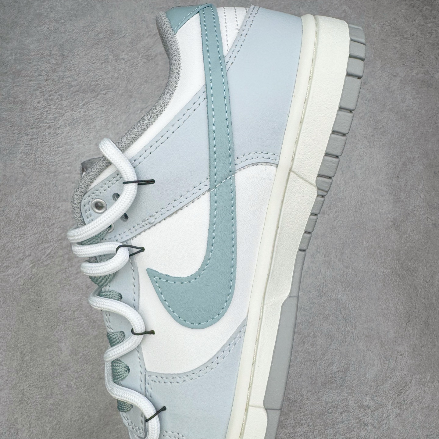 图片[7]-＃YC纯原 NK Dunk Low 诗行远方 GG0508-037 此款采用经典Dunk 廓形为基底，以中性色哲学重新解构穿搭公式，将漫步山野的诗意凝于步履。鞋身以纯净白色为基调，鞋面覆盖大面积灰绿色修饰，似林间雾蔼，静谧而富有生机。Swoosh则以更深一度的灰绿勾勒，形成如中国水墨画般的渐变层次，意境悠远。后跟处清晰烙印的箴言，更是一种无声宣言———生而自由，爱而无畏。定制系列天花板 无原鞋不开发 全系列得物原鞋一比一校对开发 配色持续更新中 终端对接 优势输出 全套原厂楦头原纸板数据档案倾力打造 原汁原味莞产 极致还原 圈内最强针车工艺 高端零售指定版 广东原厂配套原盒原标 鞋盒分三个尺码段 原厂冲刀 超高清洁度 全鞋零毛边皮料切割 采用原厂百宏鞋带以及原厂百宏织唛舌标 内标可供原厂几率过验 进口原装条纹中底布 四线拉帮白色点胶 原厂拉帮手法遵循公司 原厂电绣 极致还原 尺码：36 36.5 37.5 38 38.5 39 40 40.5 41 42 42.5 43 44 44.5 45 46-选品中心