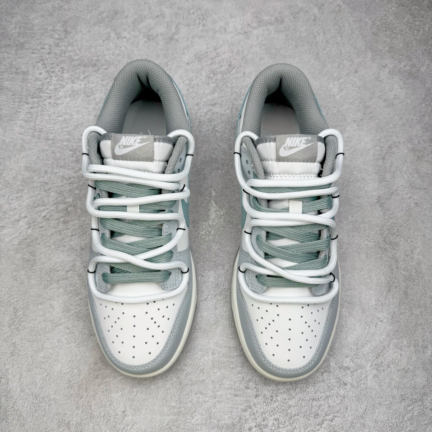 图片[2]-＃YC纯原 NK Dunk Low 诗行远方 GG0508-037 此款采用经典Dunk 廓形为基底，以中性色哲学重新解构穿搭公式，将漫步山野的诗意凝于步履。鞋身以纯净白色为基调，鞋面覆盖大面积灰绿色修饰，似林间雾蔼，静谧而富有生机。Swoosh则以更深一度的灰绿勾勒，形成如中国水墨画般的渐变层次，意境悠远。后跟处清晰烙印的箴言，更是一种无声宣言———生而自由，爱而无畏。定制系列天花板 无原鞋不开发 全系列得物原鞋一比一校对开发 配色持续更新中 终端对接 优势输出 全套原厂楦头原纸板数据档案倾力打造 原汁原味莞产 极致还原 圈内最强针车工艺 高端零售指定版 广东原厂配套原盒原标 鞋盒分三个尺码段 原厂冲刀 超高清洁度 全鞋零毛边皮料切割 采用原厂百宏鞋带以及原厂百宏织唛舌标 内标可供原厂几率过验 进口原装条纹中底布 四线拉帮白色点胶 原厂拉帮手法遵循公司 原厂电绣 极致还原 尺码：36 36.5 37.5 38 38.5 39 40 40.5 41 42 42.5 43 44 44.5 45 46-选品中心