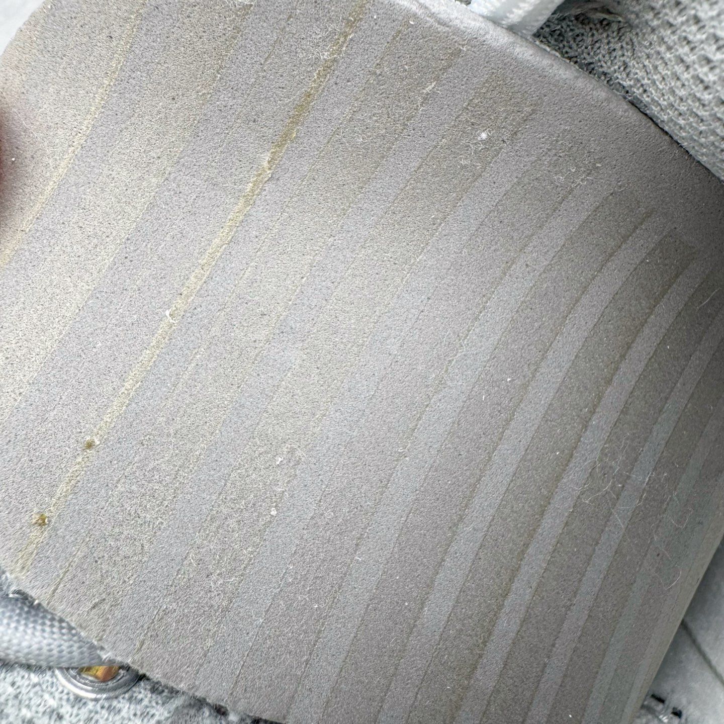 图片[11]-＃YC纯原 NK Dunk Low 诗行远方 GG0508-037 此款采用经典Dunk 廓形为基底，以中性色哲学重新解构穿搭公式，将漫步山野的诗意凝于步履。鞋身以纯净白色为基调，鞋面覆盖大面积灰绿色修饰，似林间雾蔼，静谧而富有生机。Swoosh则以更深一度的灰绿勾勒，形成如中国水墨画般的渐变层次，意境悠远。后跟处清晰烙印的箴言，更是一种无声宣言———生而自由，爱而无畏。定制系列天花板 无原鞋不开发 全系列得物原鞋一比一校对开发 配色持续更新中 终端对接 优势输出 全套原厂楦头原纸板数据档案倾力打造 原汁原味莞产 极致还原 圈内最强针车工艺 高端零售指定版 广东原厂配套原盒原标 鞋盒分三个尺码段 原厂冲刀 超高清洁度 全鞋零毛边皮料切割 采用原厂百宏鞋带以及原厂百宏织唛舌标 内标可供原厂几率过验 进口原装条纹中底布 四线拉帮白色点胶 原厂拉帮手法遵循公司 原厂电绣 极致还原 尺码：36 36.5 37.5 38 38.5 39 40 40.5 41 42 42.5 43 44 44.5 45 46-选品中心