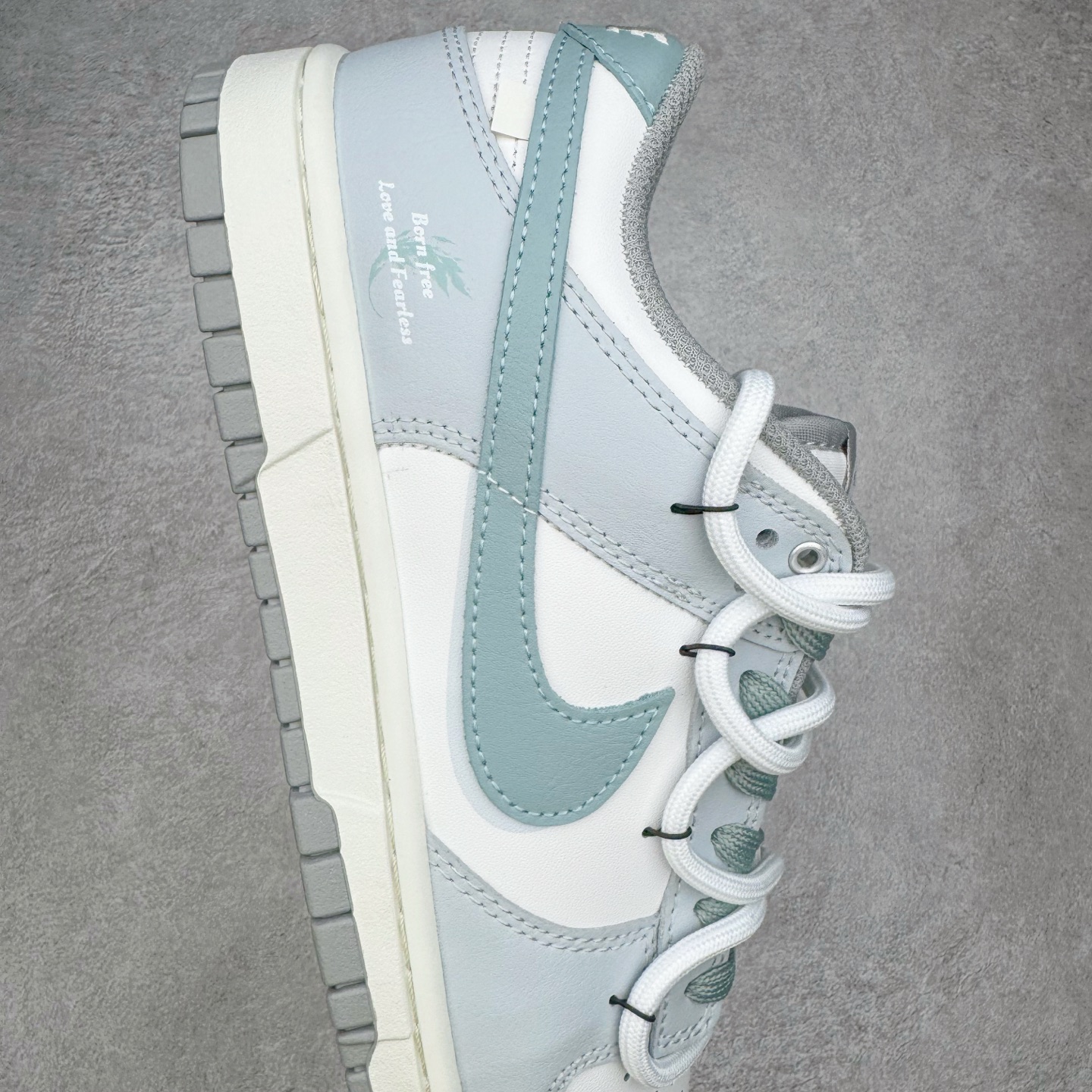 图片[6]-＃YC纯原 NK Dunk Low 诗行远方 GG0508-037 此款采用经典Dunk 廓形为基底，以中性色哲学重新解构穿搭公式，将漫步山野的诗意凝于步履。鞋身以纯净白色为基调，鞋面覆盖大面积灰绿色修饰，似林间雾蔼，静谧而富有生机。Swoosh则以更深一度的灰绿勾勒，形成如中国水墨画般的渐变层次，意境悠远。后跟处清晰烙印的箴言，更是一种无声宣言———生而自由，爱而无畏。定制系列天花板 无原鞋不开发 全系列得物原鞋一比一校对开发 配色持续更新中 终端对接 优势输出 全套原厂楦头原纸板数据档案倾力打造 原汁原味莞产 极致还原 圈内最强针车工艺 高端零售指定版 广东原厂配套原盒原标 鞋盒分三个尺码段 原厂冲刀 超高清洁度 全鞋零毛边皮料切割 采用原厂百宏鞋带以及原厂百宏织唛舌标 内标可供原厂几率过验 进口原装条纹中底布 四线拉帮白色点胶 原厂拉帮手法遵循公司 原厂电绣 极致还原 尺码：36 36.5 37.5 38 38.5 39 40 40.5 41 42 42.5 43 44 44.5 45 46-选品中心